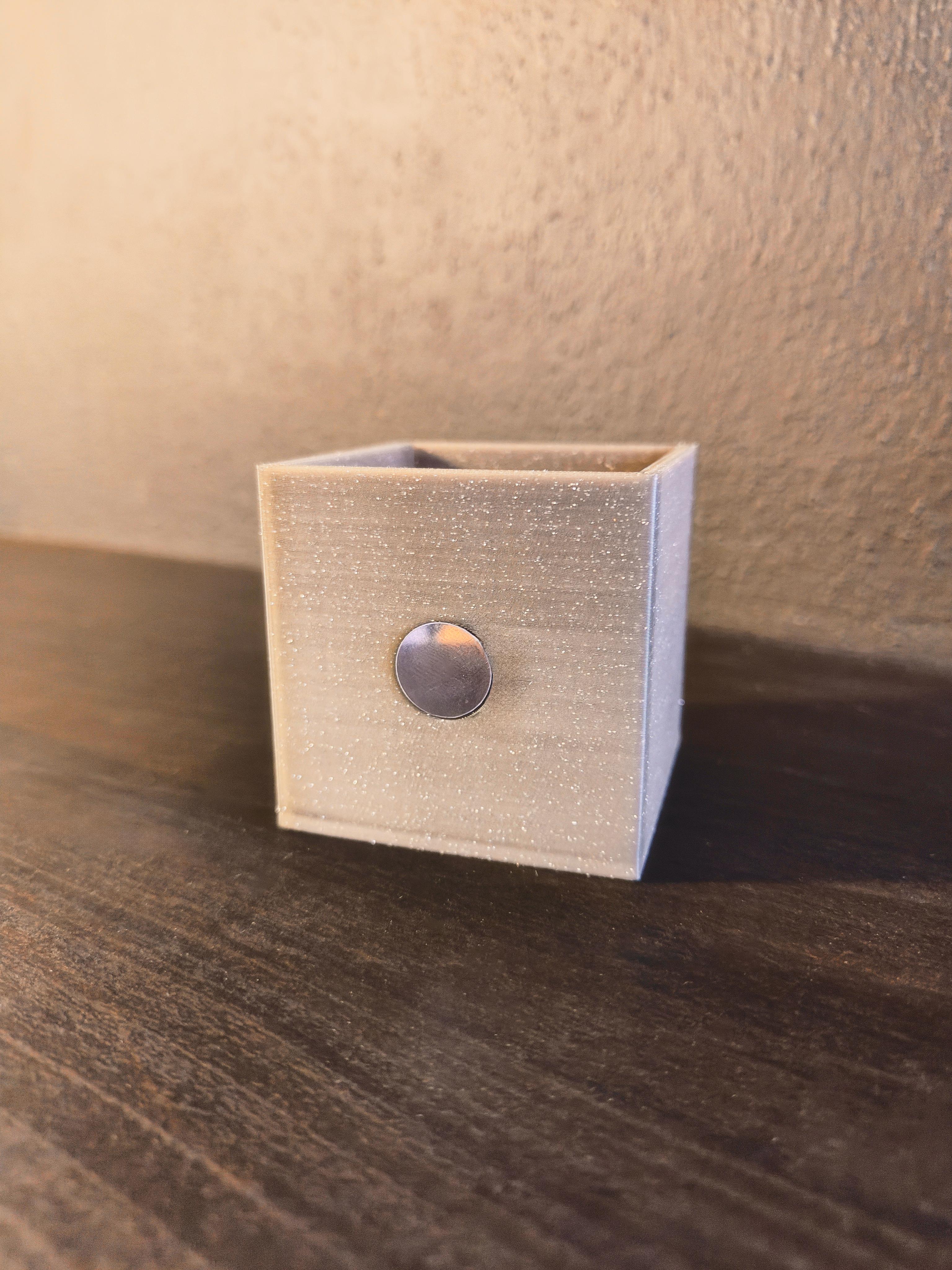 Chameleon Mini - Vase with magnetic skins 3d model