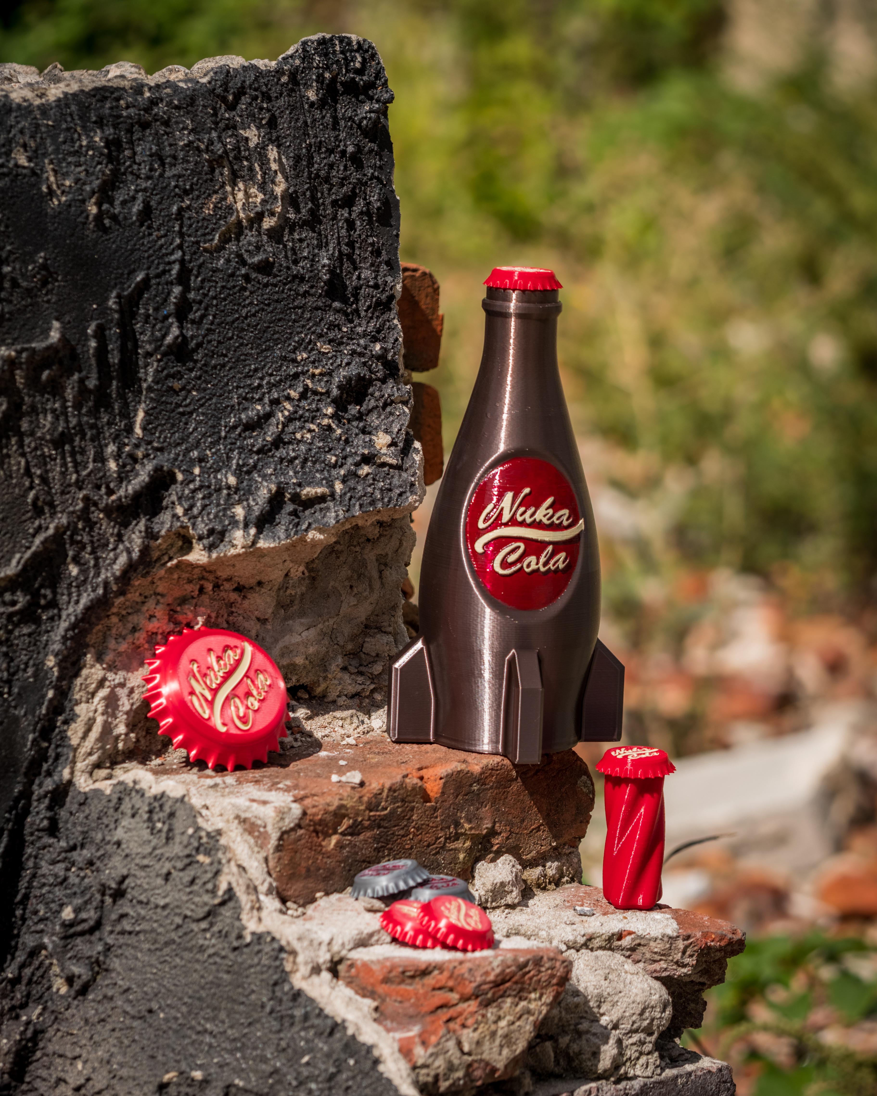 Nuka Cola Bottle Cap + Display Stand - Fallout Halloween Accessory 3d model