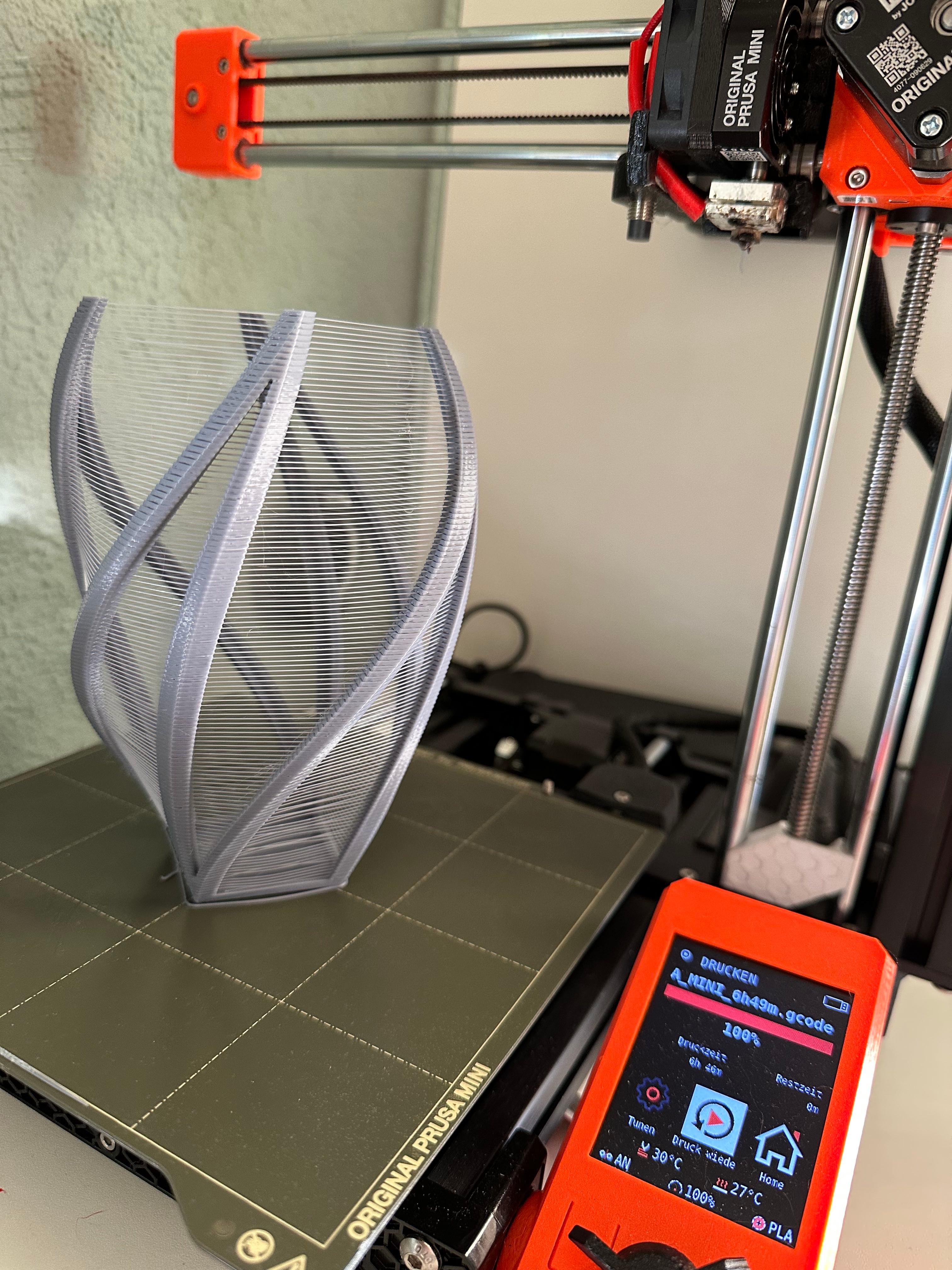Twisty String Vase - I was able to print it with 0,2 mm layer height.
Impressed about the design, and the result.
OK, some strings are "glued" together. - 3d model