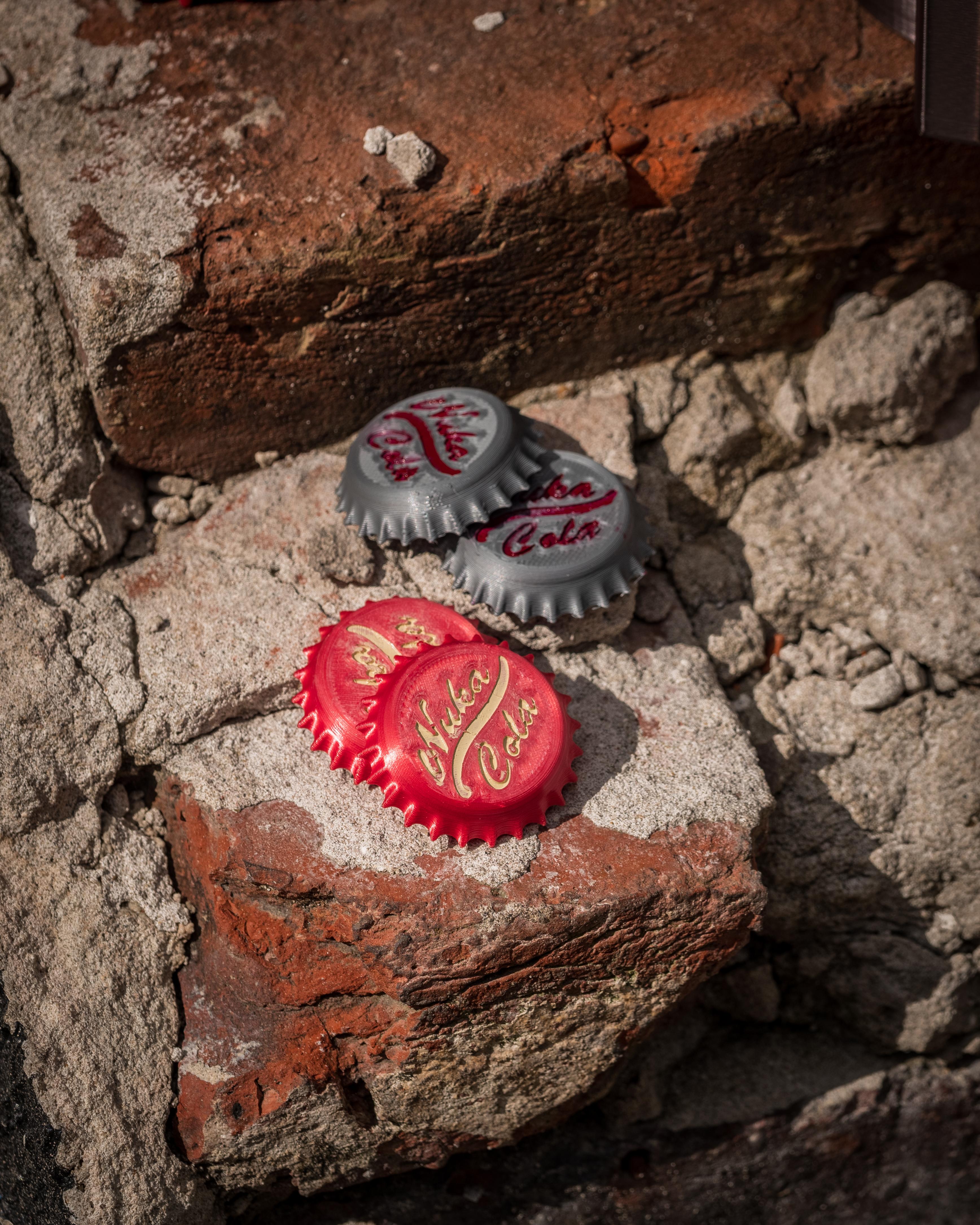 Nuka Cola Bottle Cap + Display Stand - Fallout Halloween Accessory 3d model