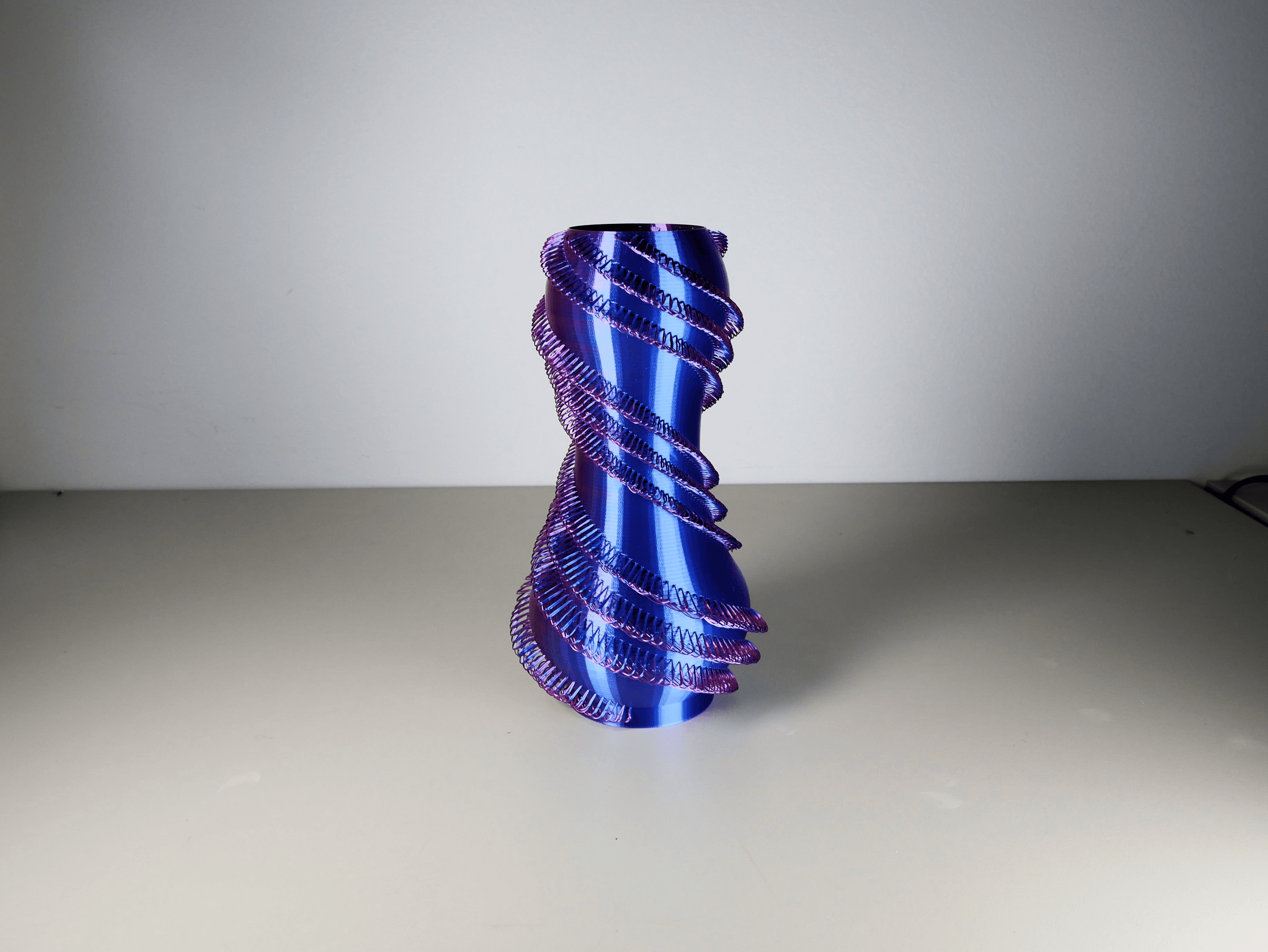 Curvy Loops Vase 3d model