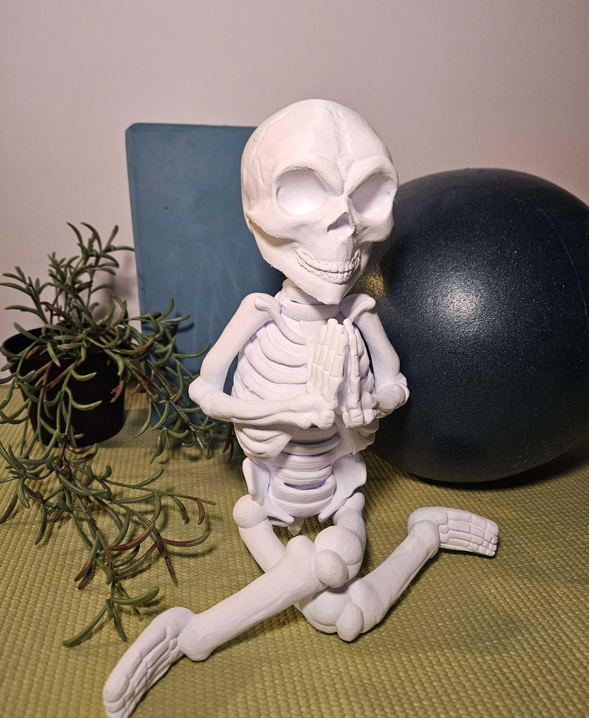 Skull Yoga pose - Printed in Polymaker PLA Cold White - 3d model