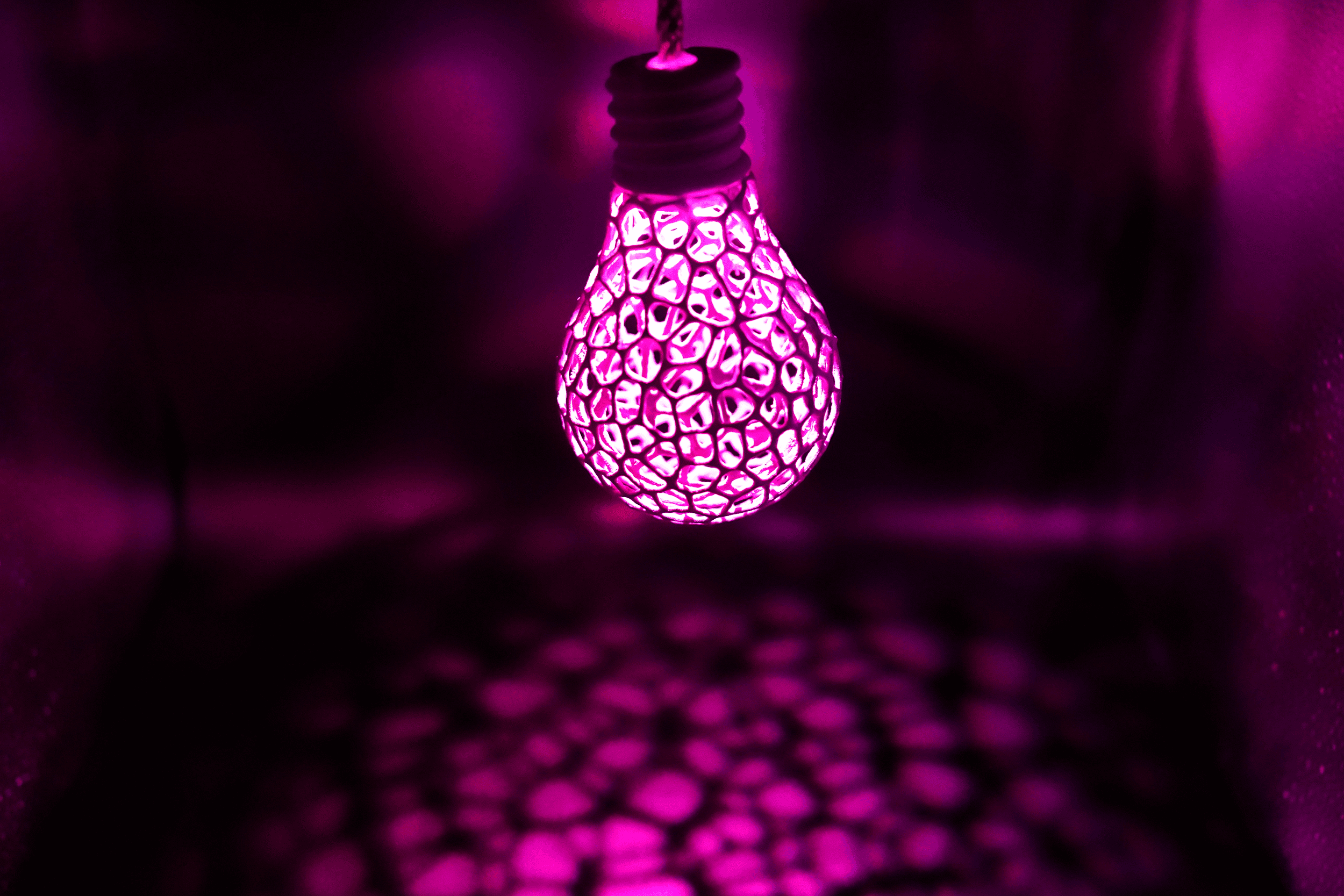 Voronoi Light Bulb - Voronoi bulb with a pink glow - 3d model