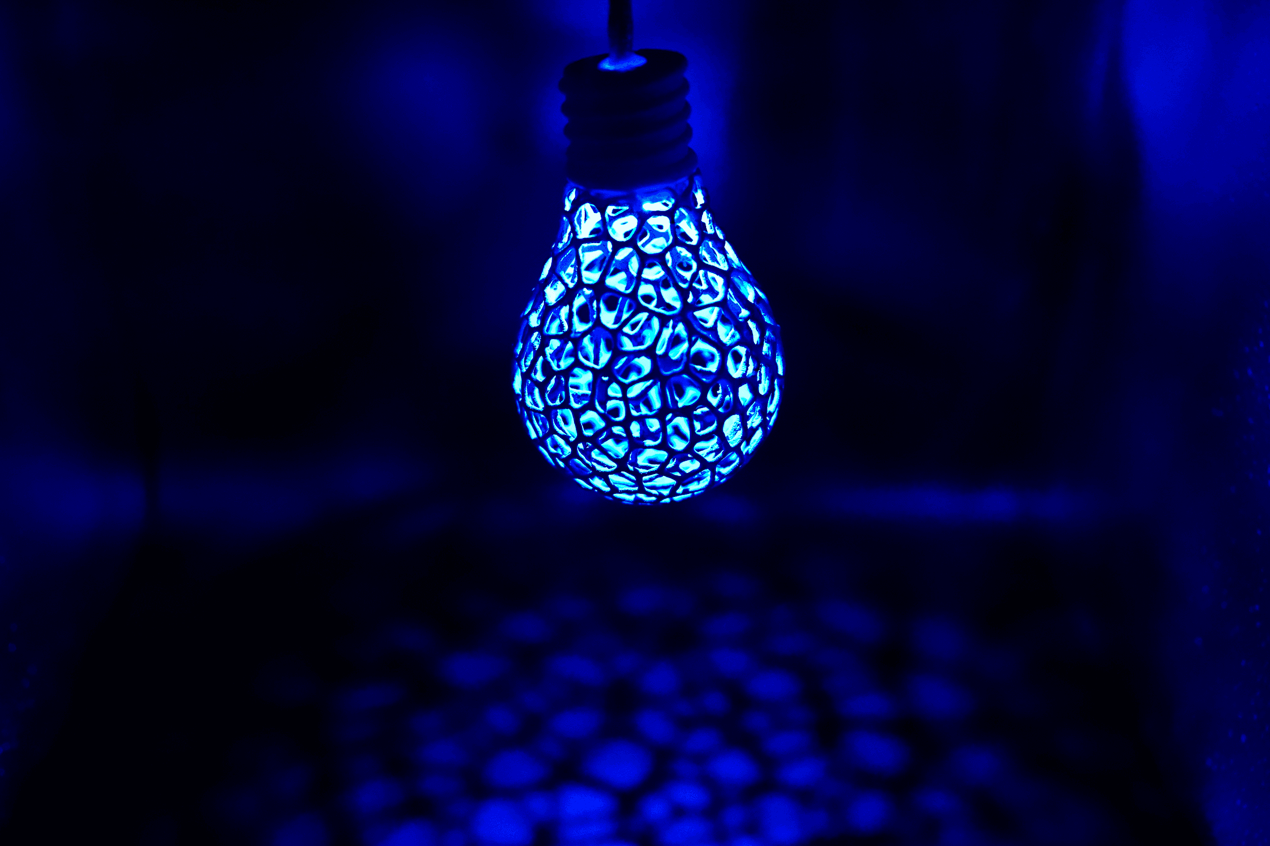 Voronoi Light Bulb - Voronoi bulb with a blue glow - 3d model