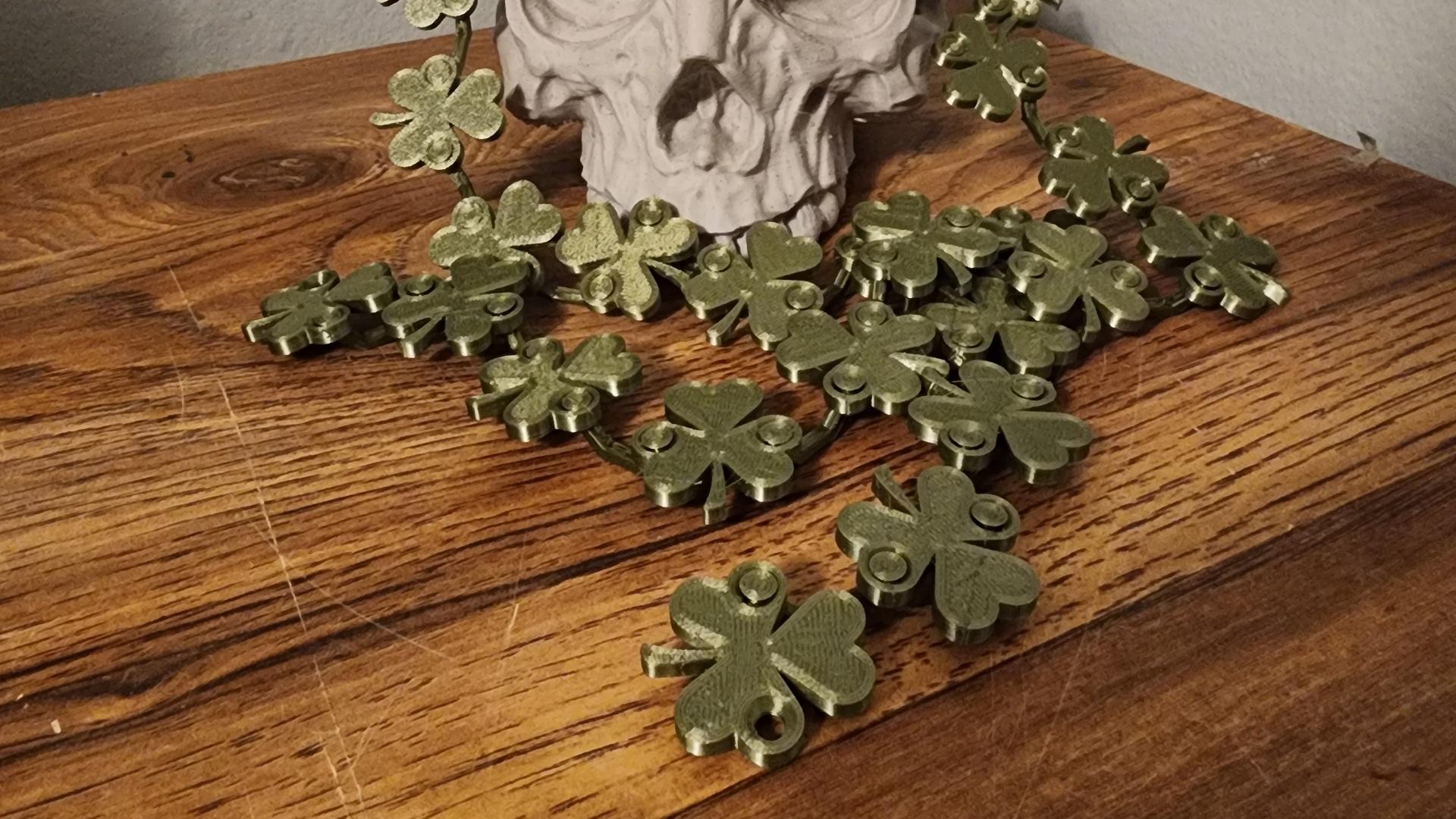 Print-in-place St. Patrick's Day Shamrock Garland  3d model