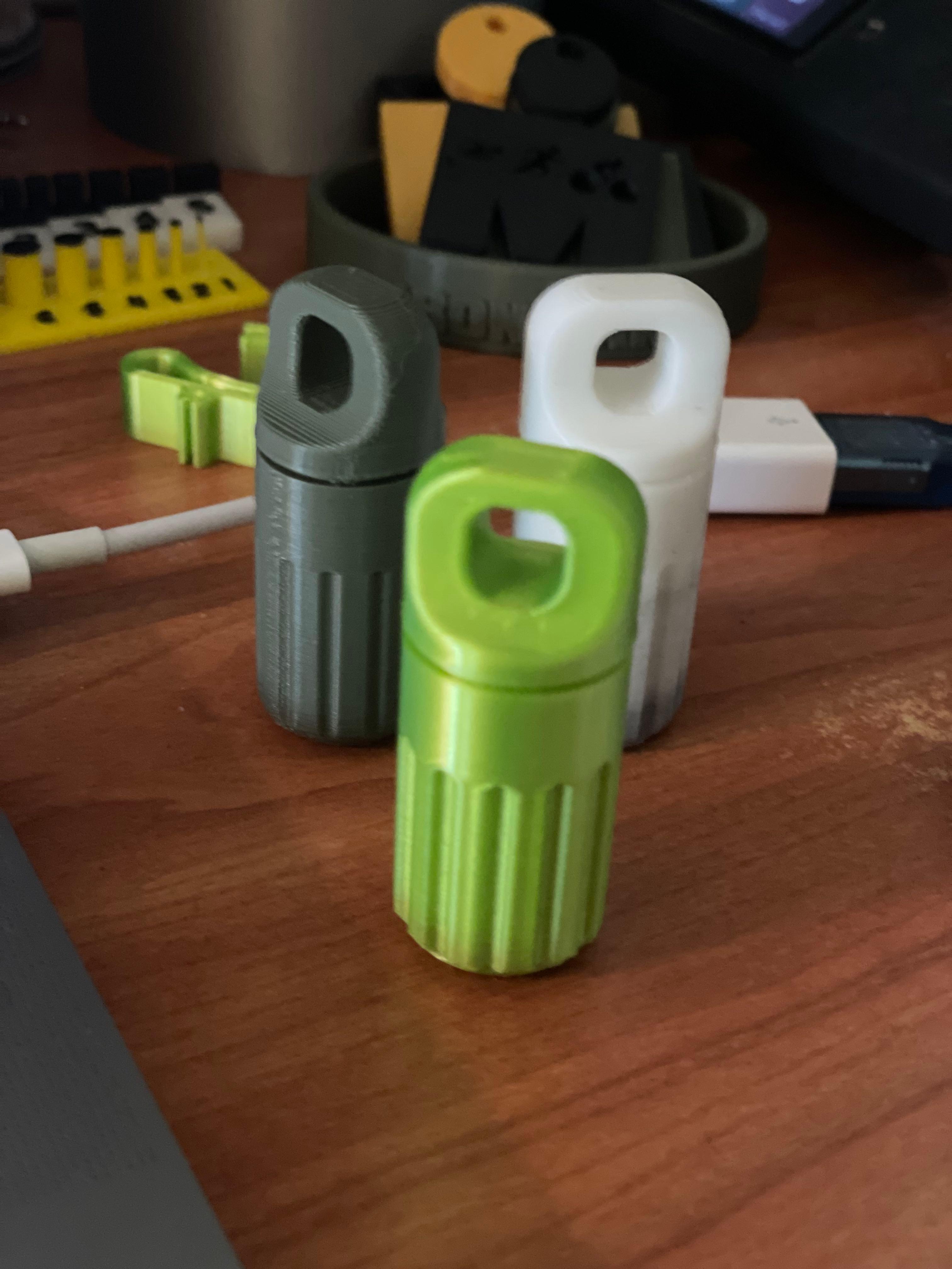 Small container for keychain - Printed with PLA+ and SilkPLA - 3d model