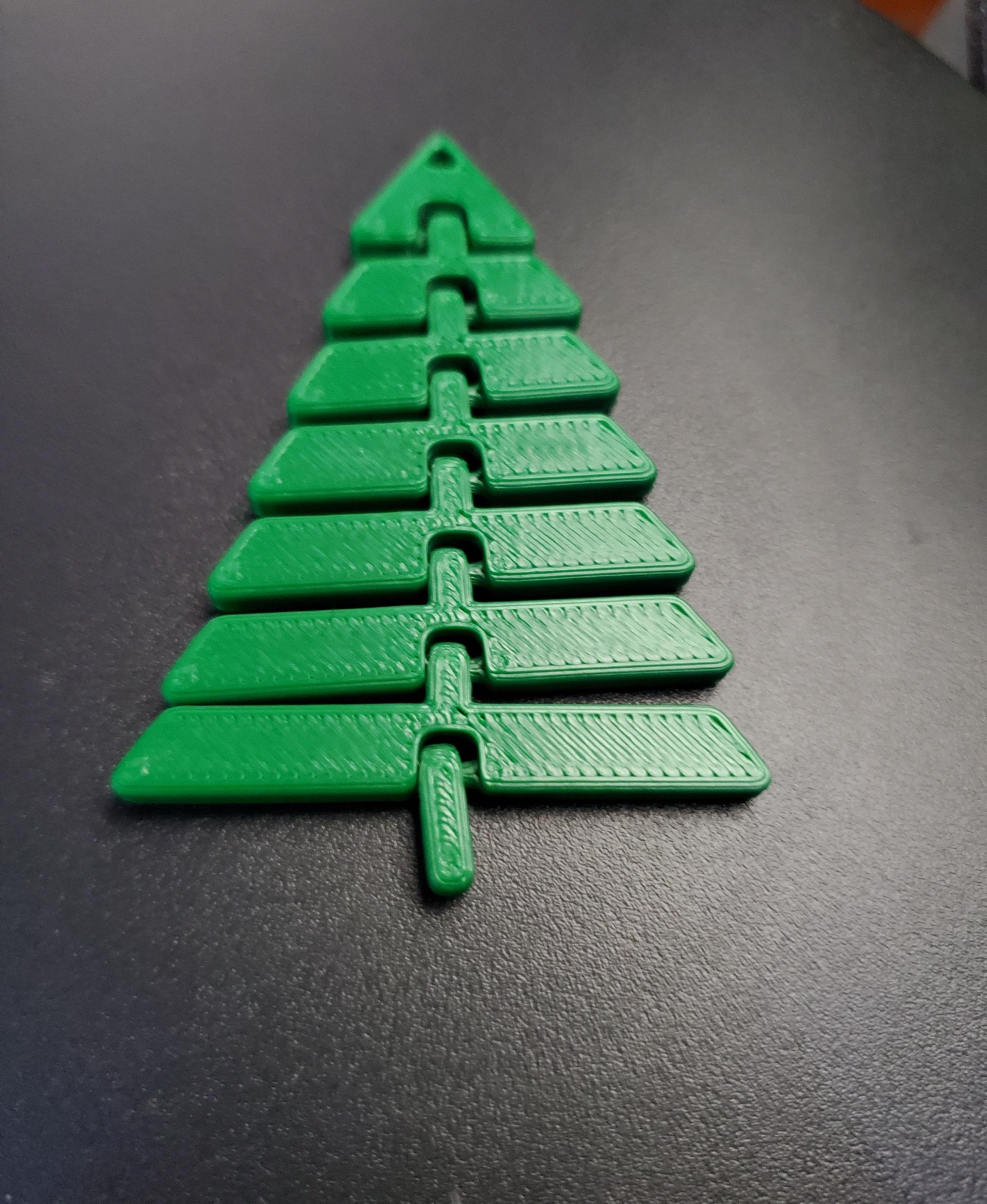 Articulated Christmas Tree Keychain - Print in place fidget toy - sliceworx forest green - 3d model