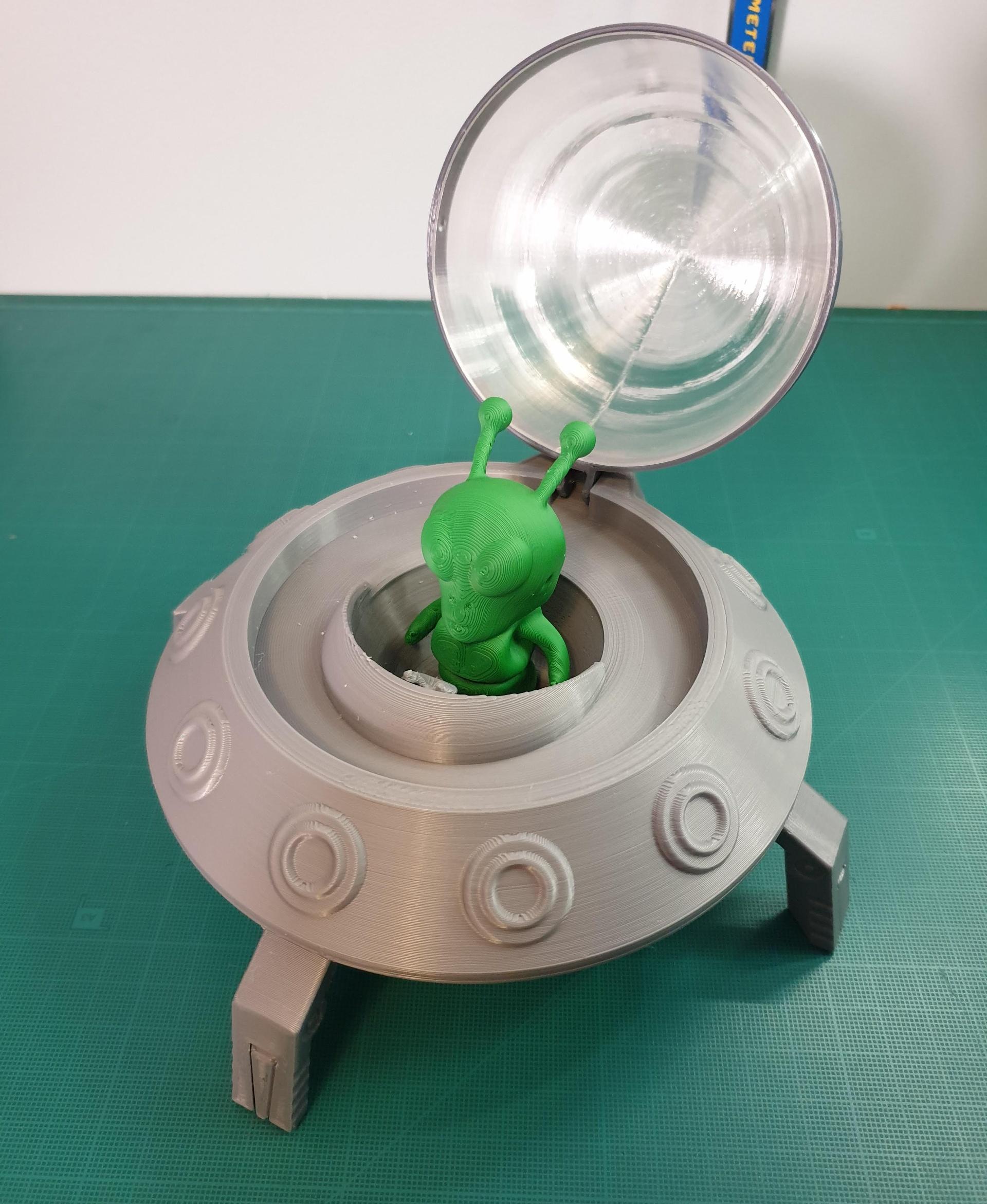 Little Flexi Alien - Mr. Big Head with the flying saucer I made for him! - 3d model
