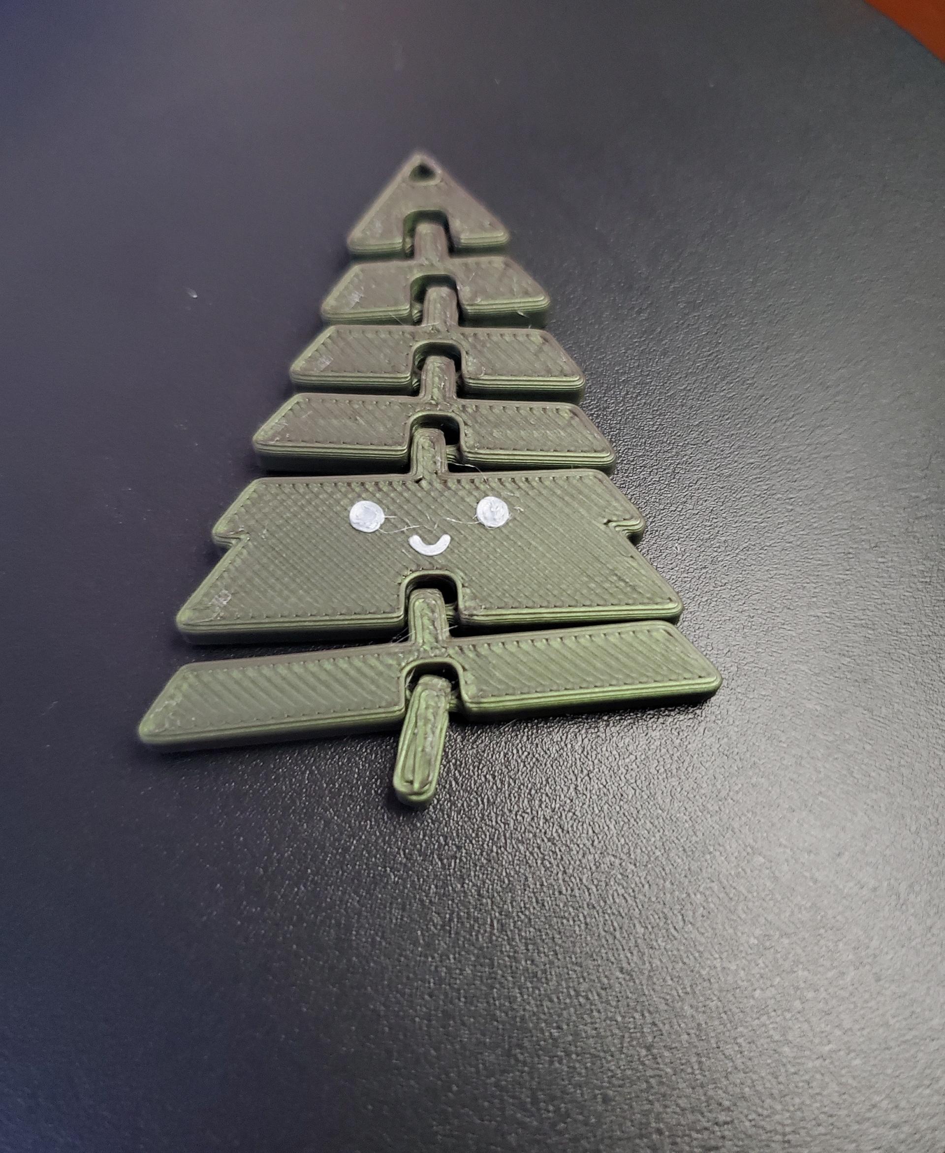 Articulated Kawaii Christmas Tree Keychain - Print in place fidget toy - 3mf - polymaker silk peridot green - 3d model
