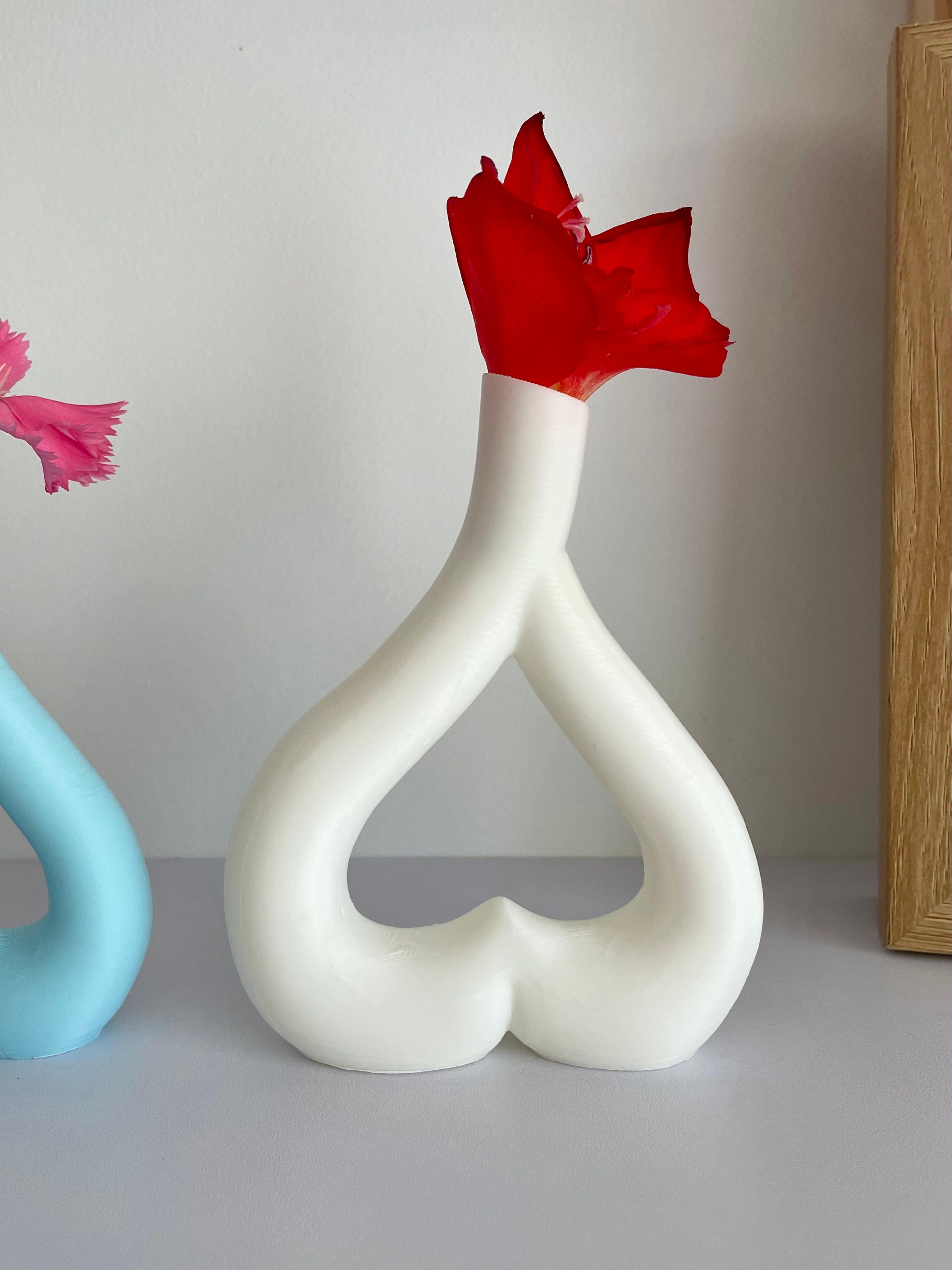 Heart Shaped Vase by IK3D 3d model