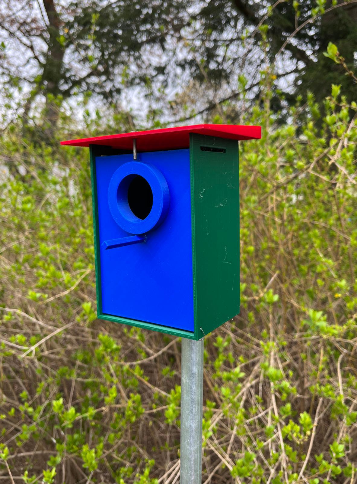 Birdhouse with perch 3d model