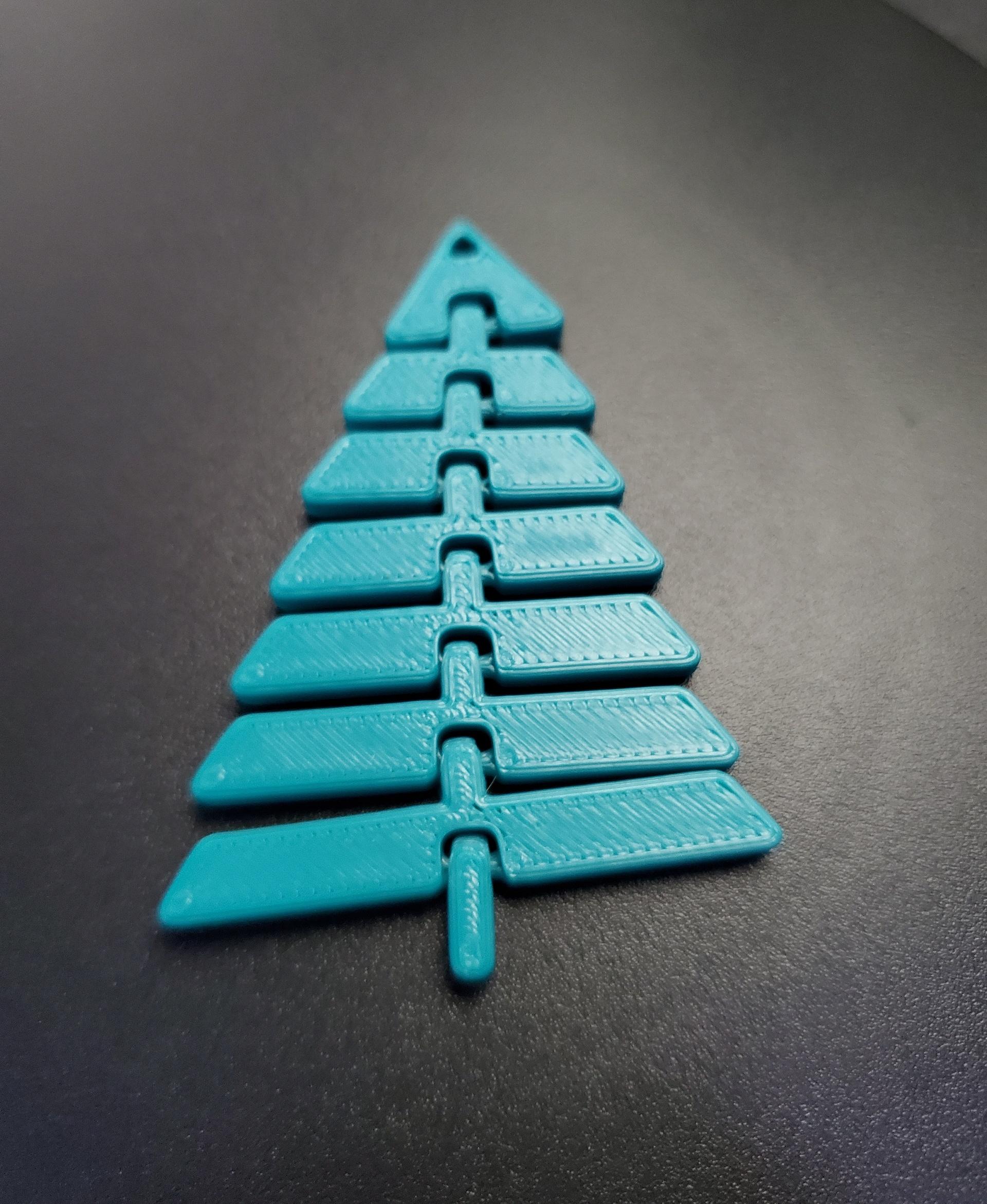 Articulated Christmas Tree Keychain - Print in place fidget toy - sliceworx ocean cyan - 3d model