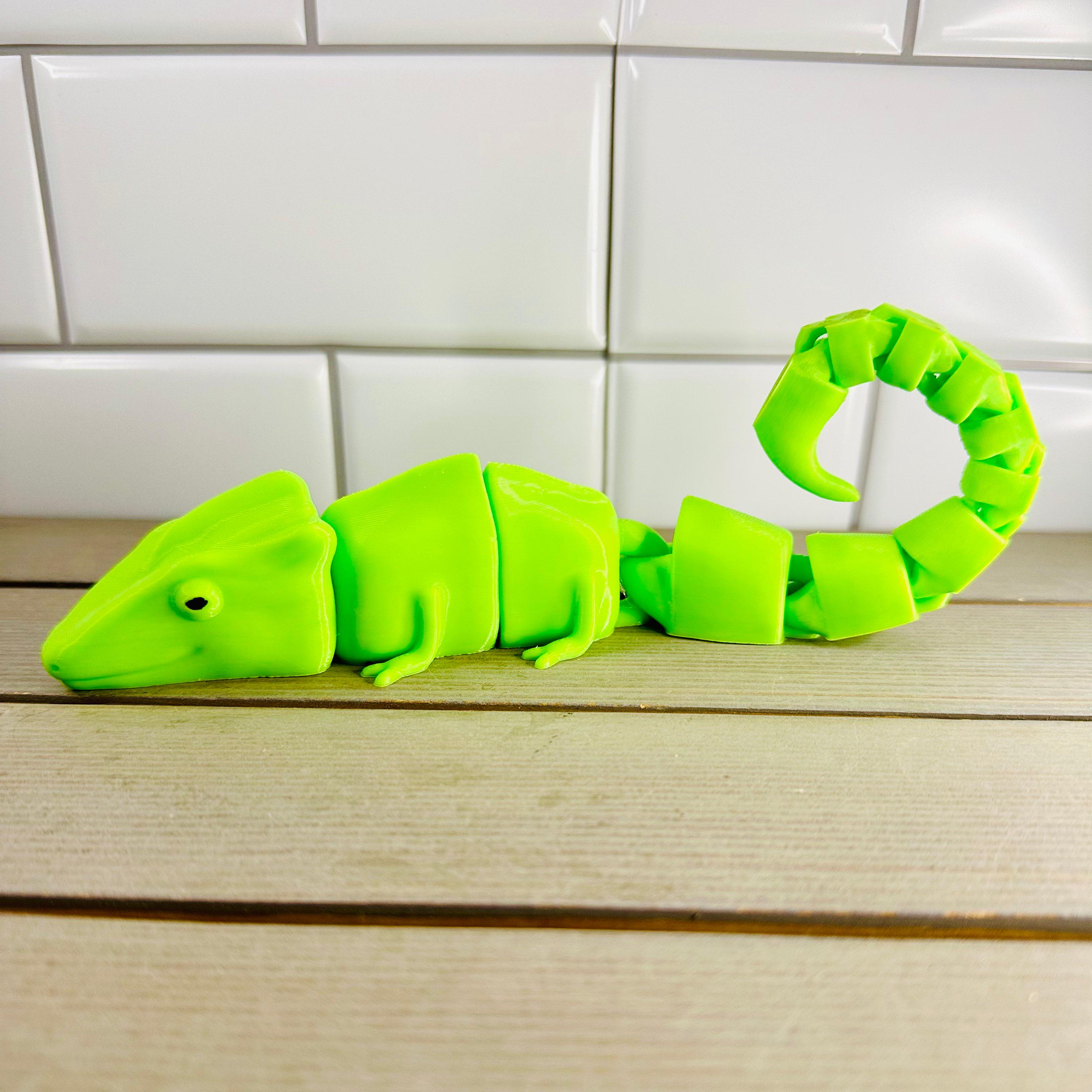 Baby Flexy Chameleon w/ locking tail! 3d model