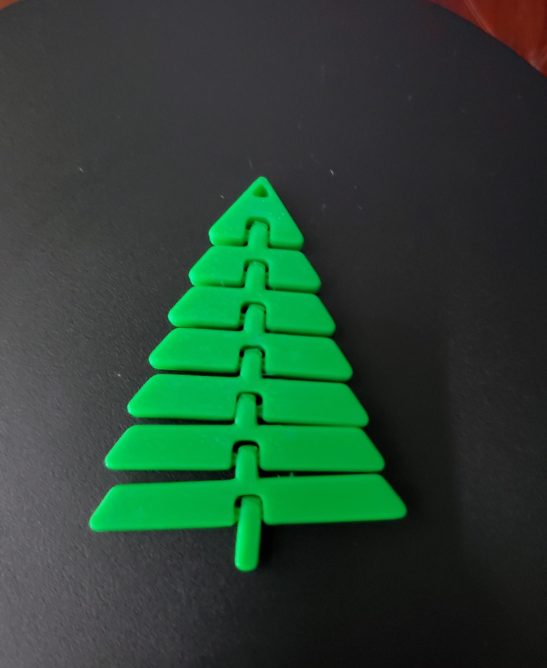 Articulated Christmas Tree Keychain - Print in place fidget toy - bambu green - 3d model