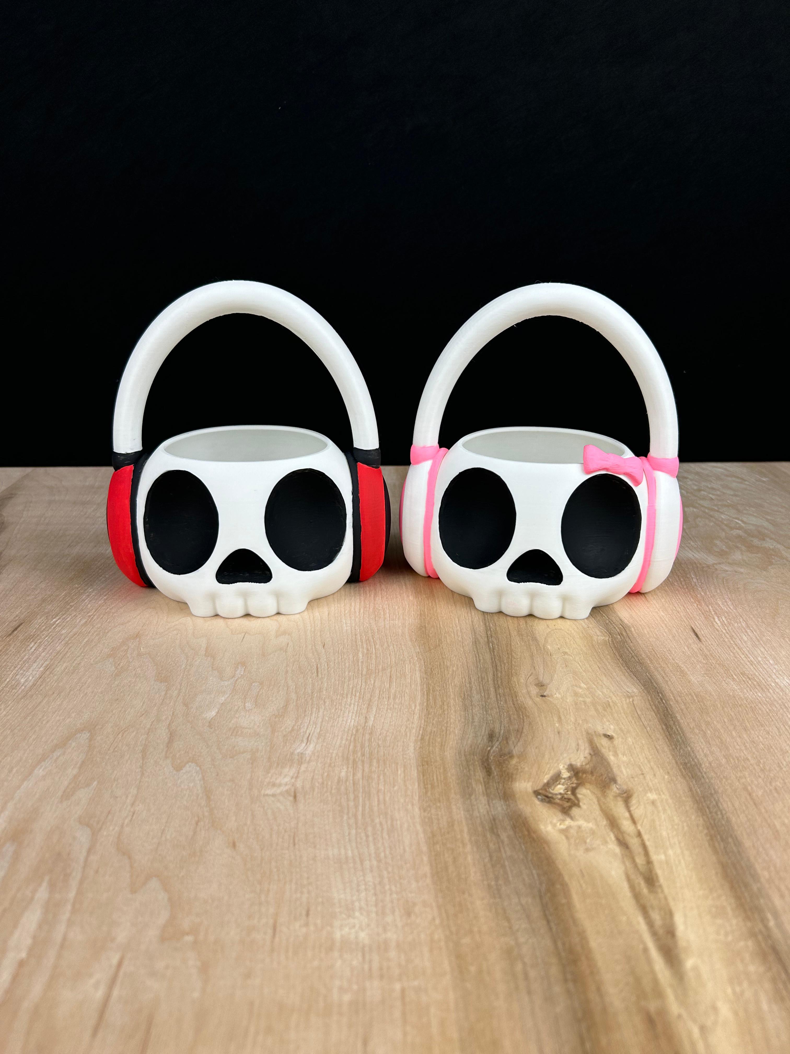 Skull wearing Headset Bin  3d model