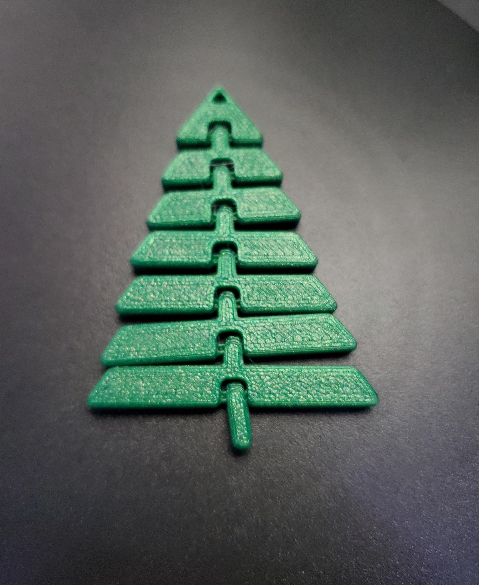 Articulated Christmas Tree Keychain - Print in place fidget toy - protopasta cloverfield metallic green - 3d model