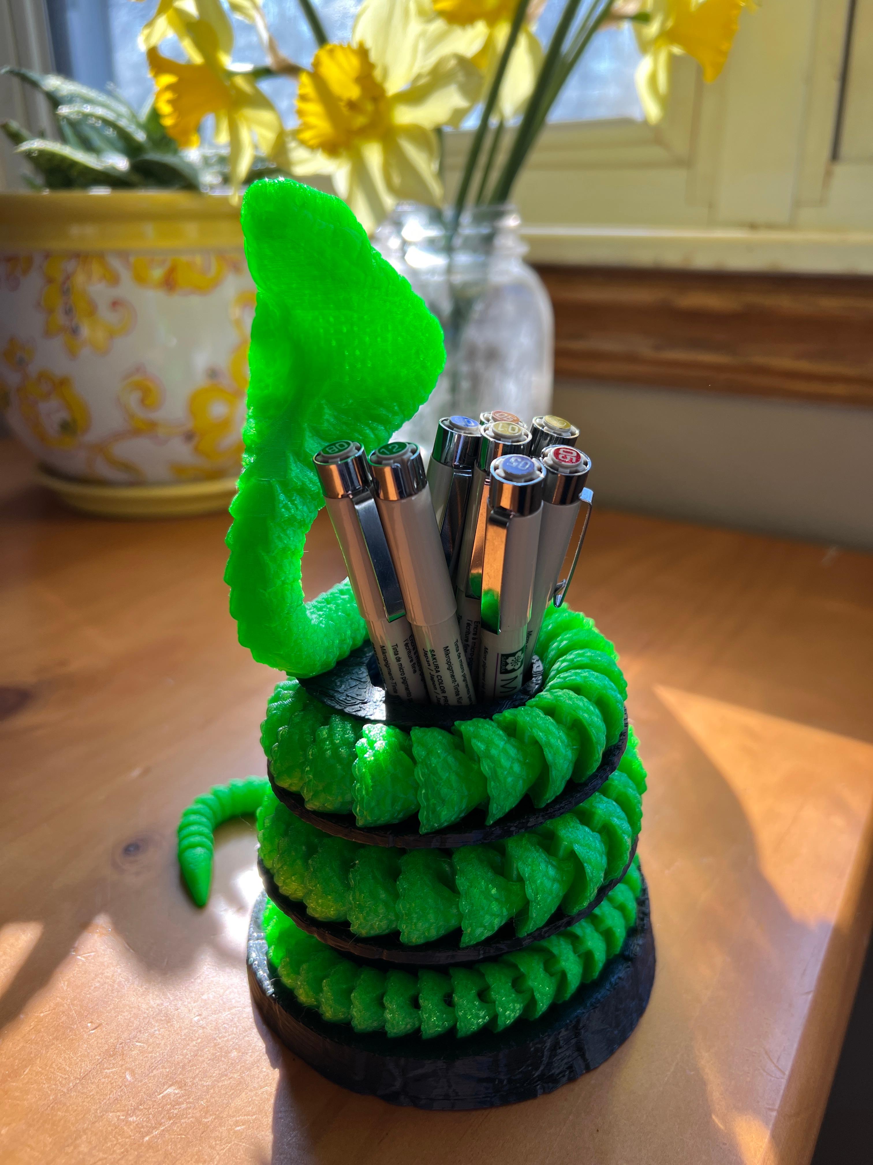 3D Printable Snake Sharpie holder by Philippe Barreaud