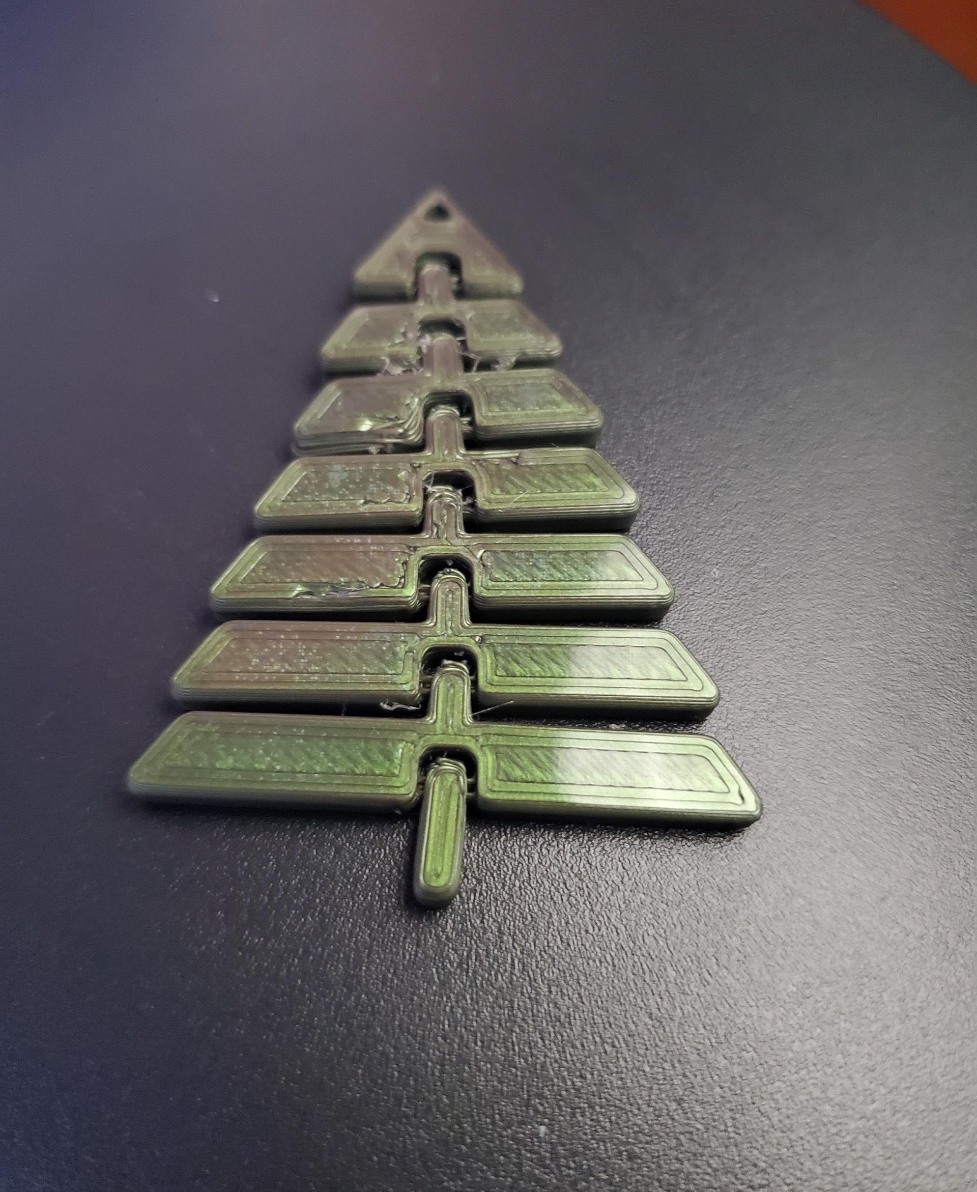 Articulated Christmas Tree Keychain - Print in place fidget toy - Polymaker silk peridot green - 3d model