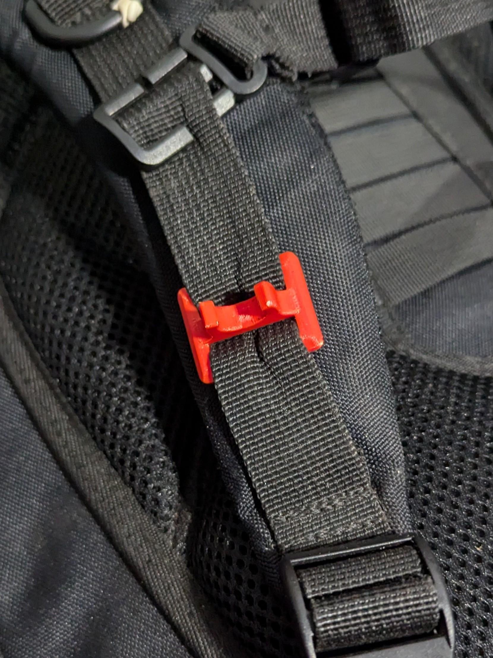 Bladder Straw Backpack Clip 3d model