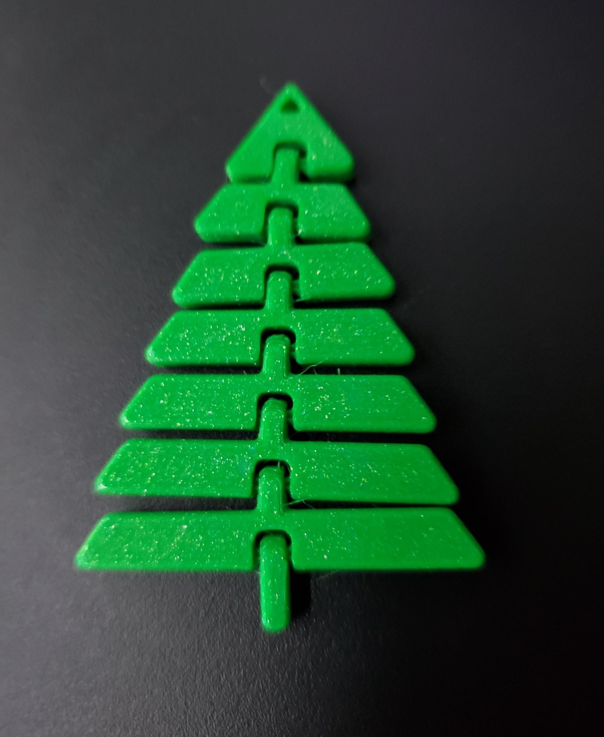 Articulated Christmas Tree Keychain - Print in place fidget toy - glitter green - 3d model