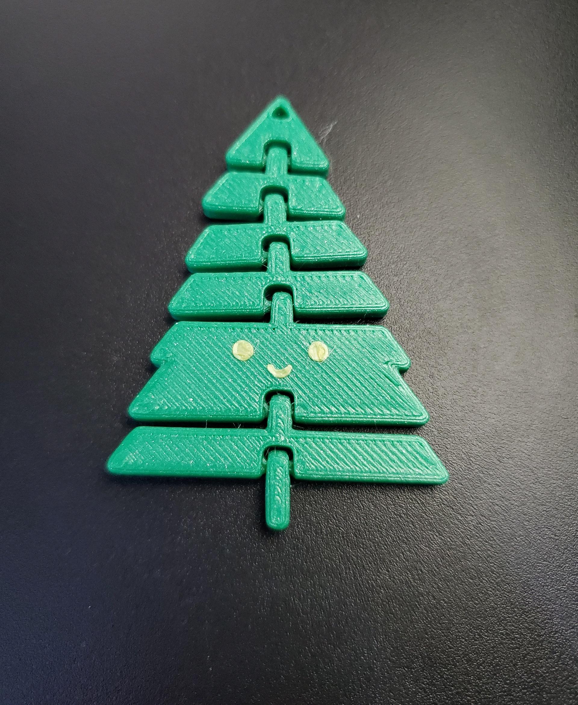 Articulated Kawaii Christmas Tree Keychain - Print in place fidget toy - 3mf - polymaker green pla - 3d model