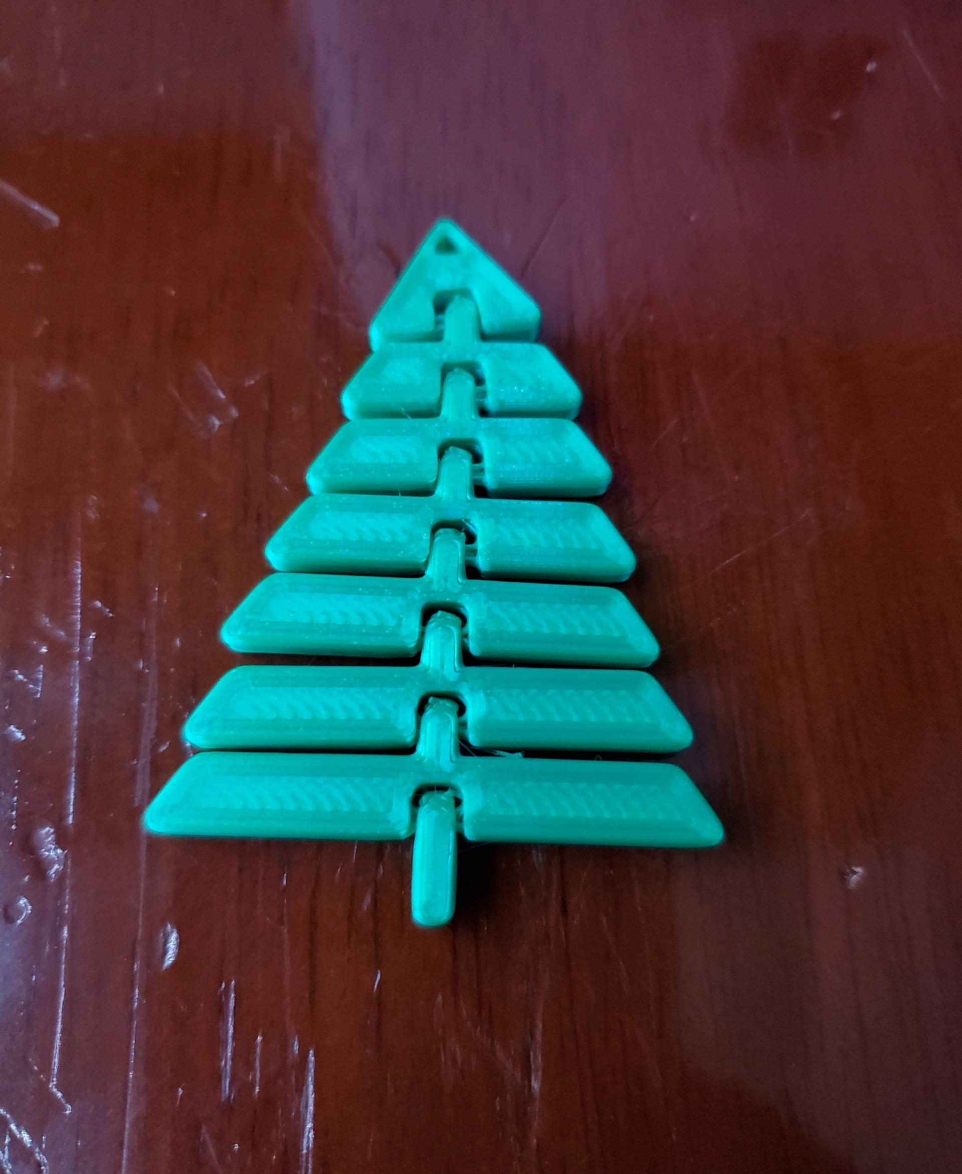 Articulated Christmas Tree Keychain - Print in place fidget toy - silk polymaker green - 3d model