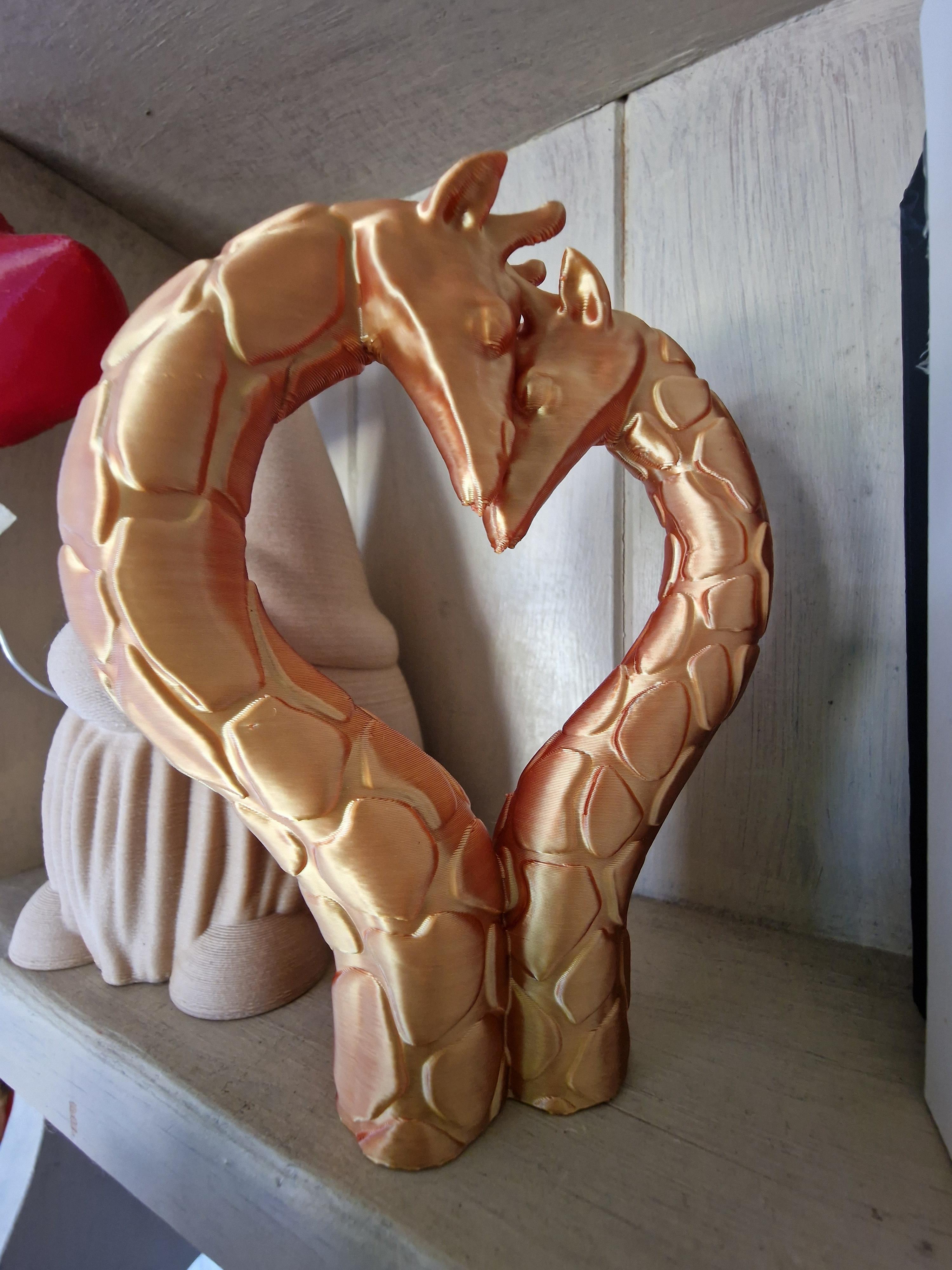 Nuzzling Giraffes - Heart - Bambulab Painted model included  3d model