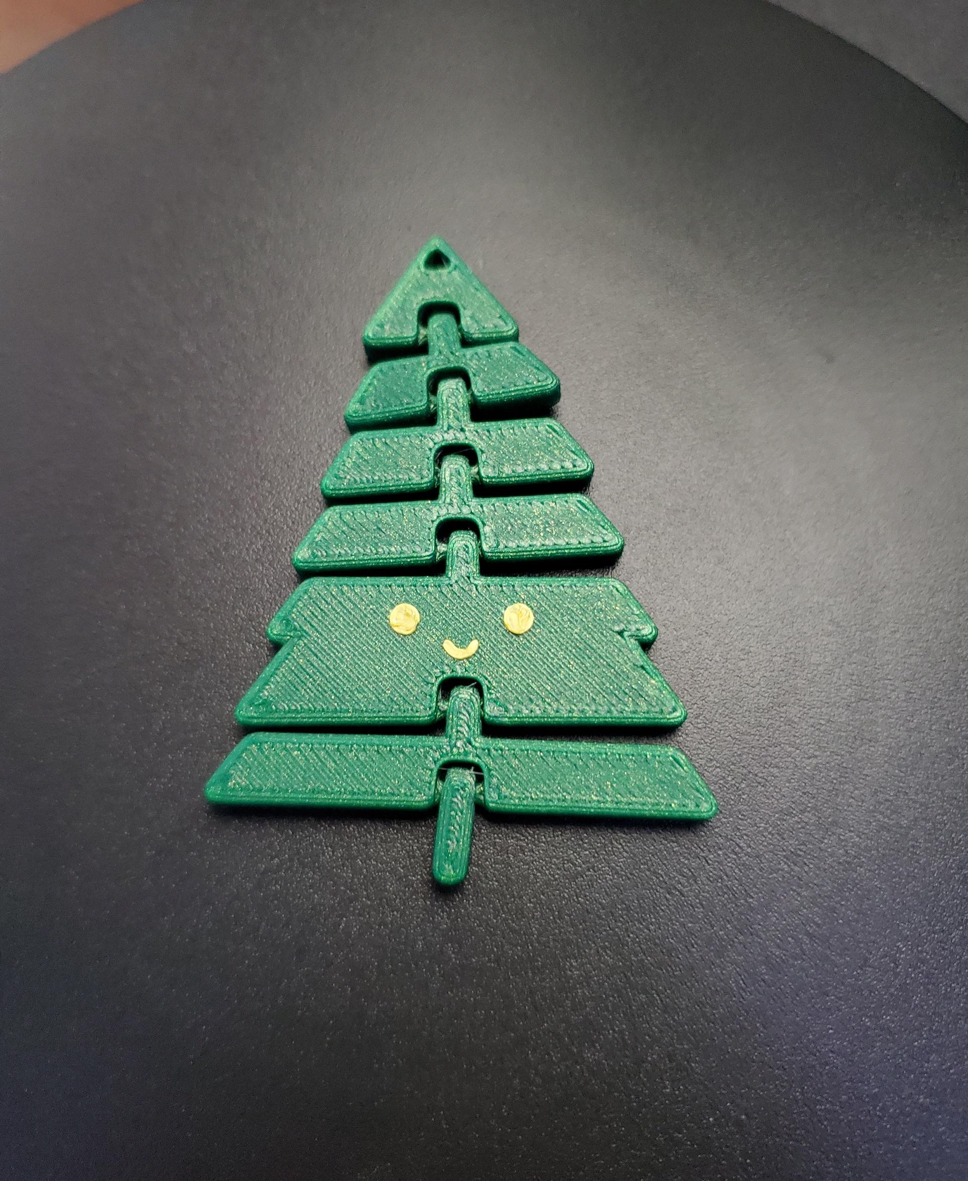 Articulated Kawaii Christmas Tree Keychain - Print in place fidget toy - 3mf - protopasta cloverfield metallic green - 3d model