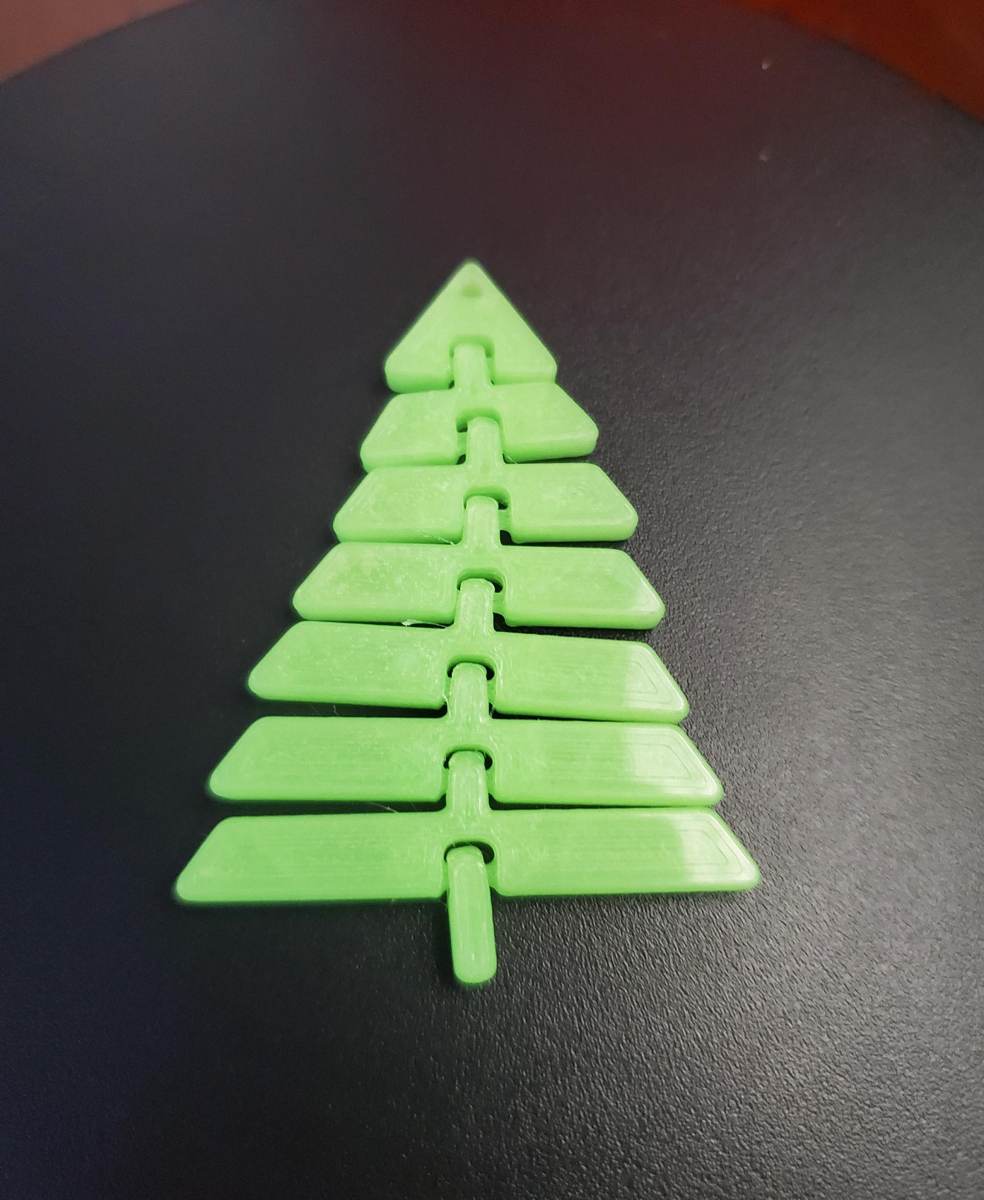 Articulated Christmas Tree Keychain - Print in place fidget toy - polymaker luminous green - 3d model