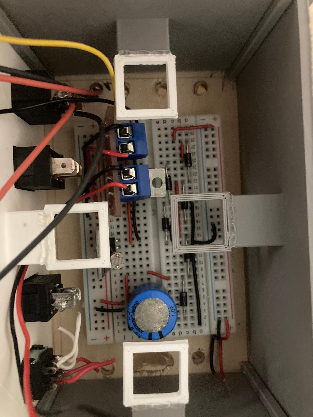 Le local électrique comprend le volume nécessaire pour mettre la carte arduino à l'étage (avec les cales) et le circuit électronique en dessous. Le mur de face 