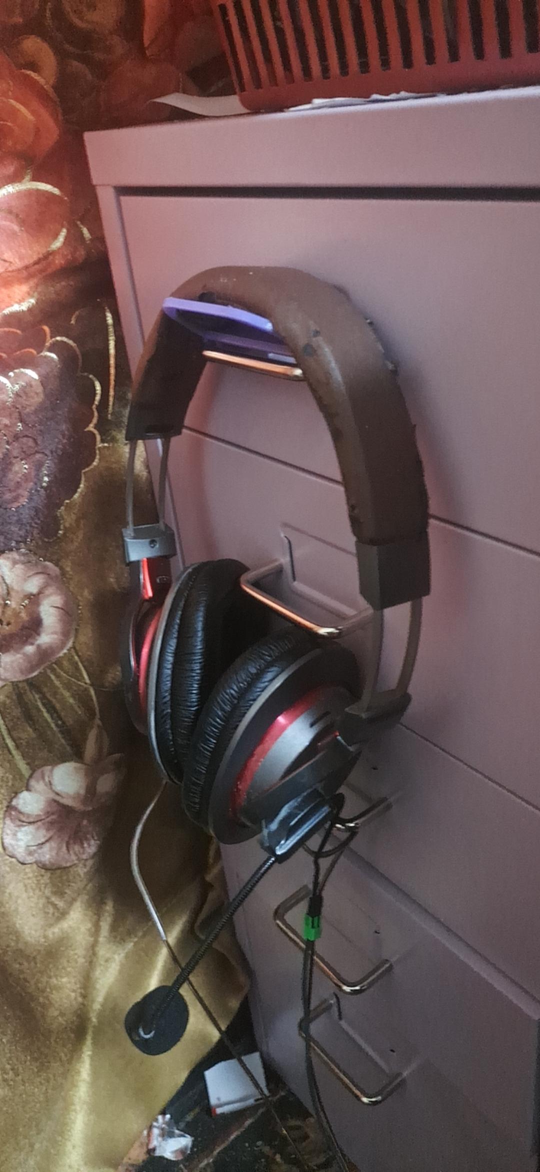 headphone hanger attached to the drawer handle 3d model