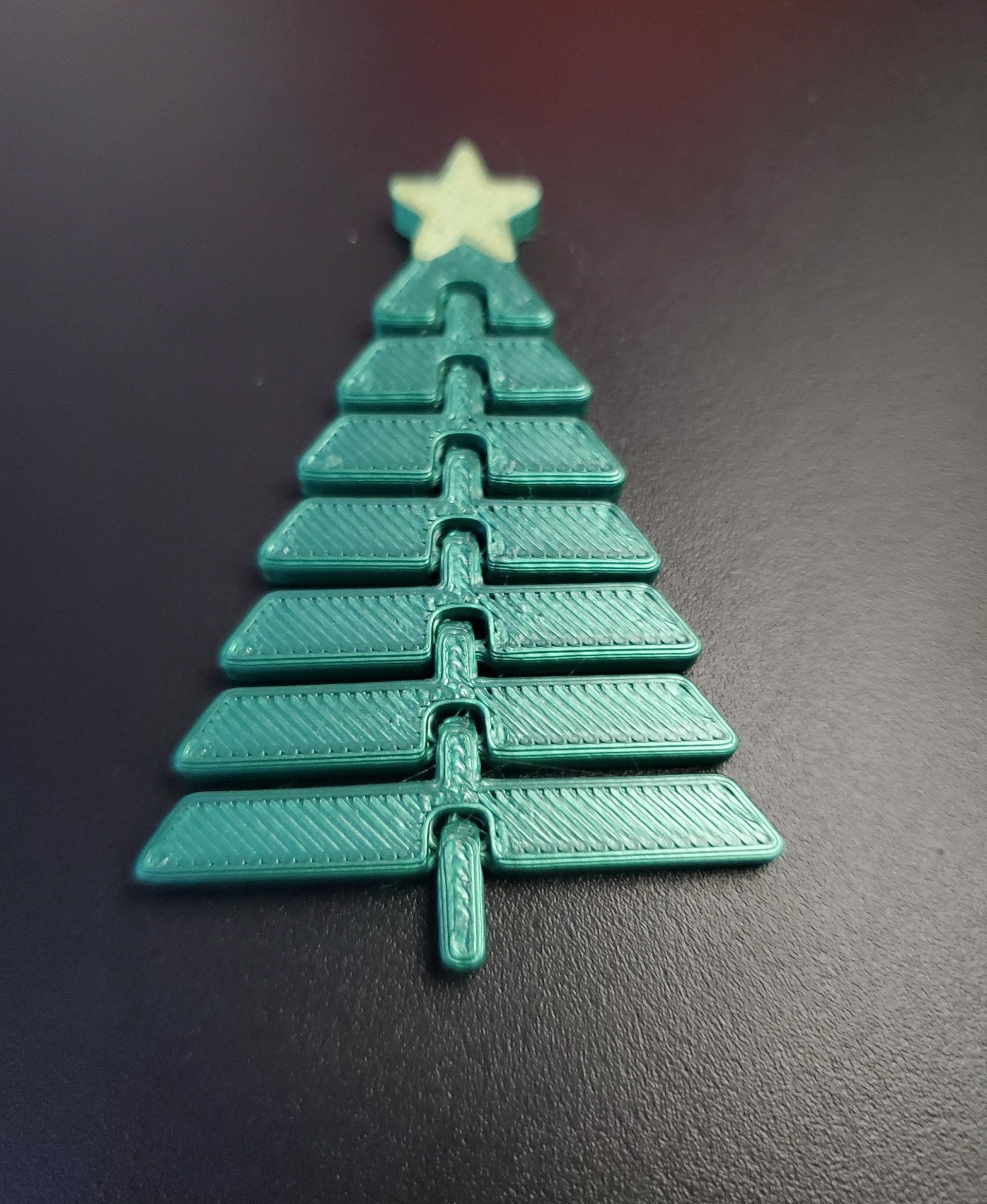 Articulated Christmas Tree with Star - Print in place fidget toy - 3mf - justmaker metallic green - 3d model