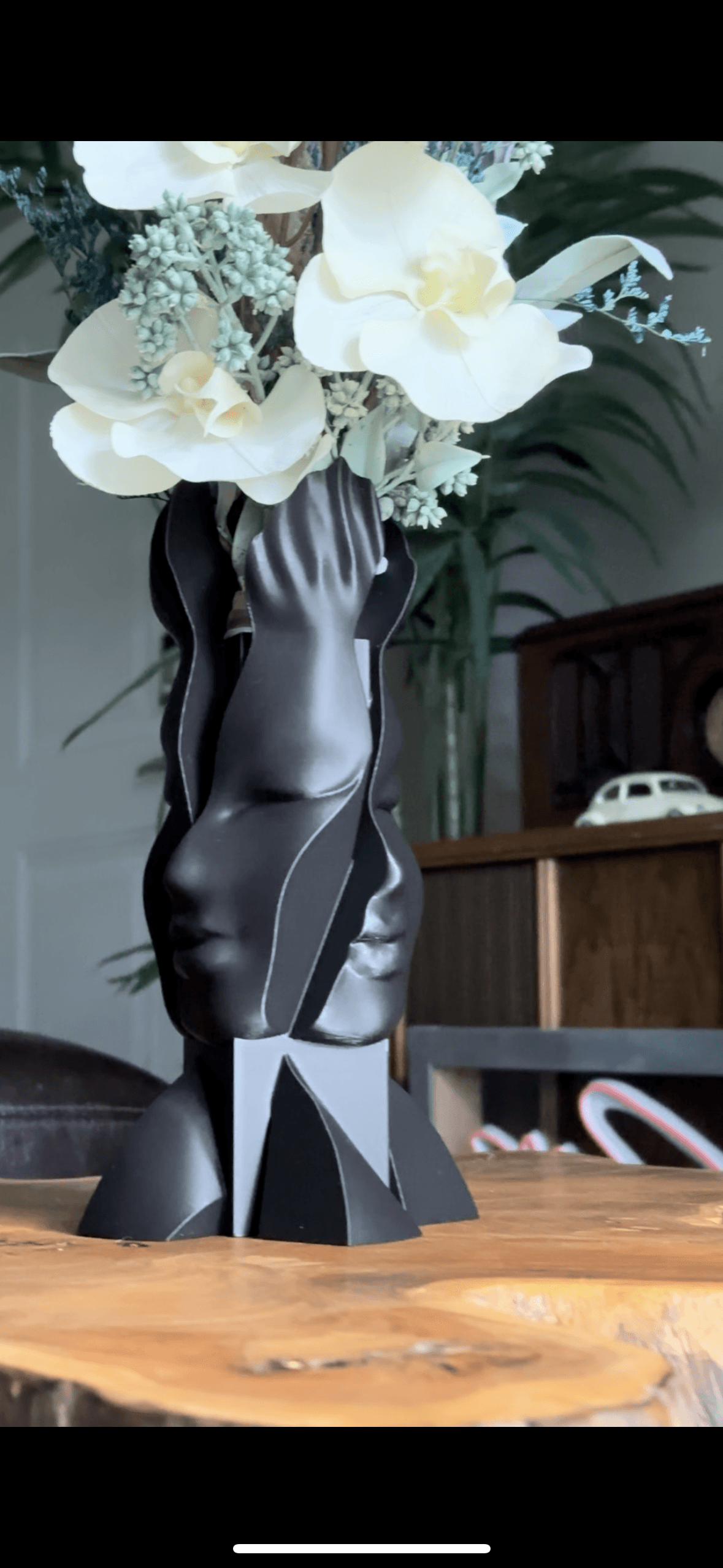 Head Turning Vase 3d model