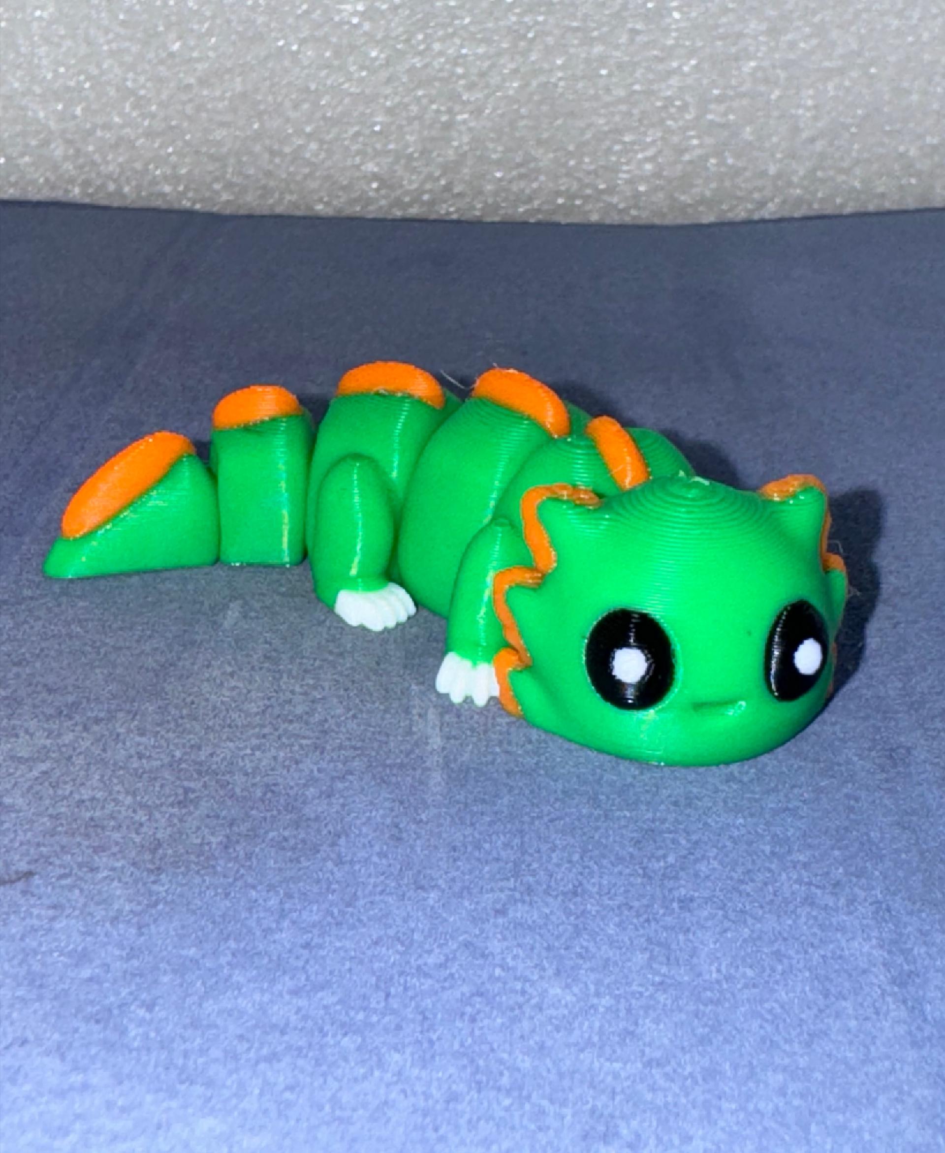 Axolotl Fidget - This little guy is happy to be.
Bambu PLA green and orange, Eryone PLA black and white. - 3d model