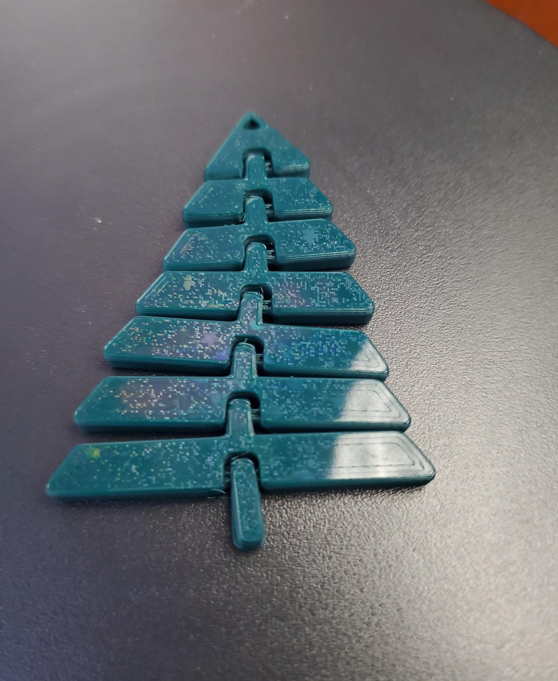 Articulated Christmas Tree Keychain - Print in place fidget toy - polymaker pla pro blue-green - 3d model