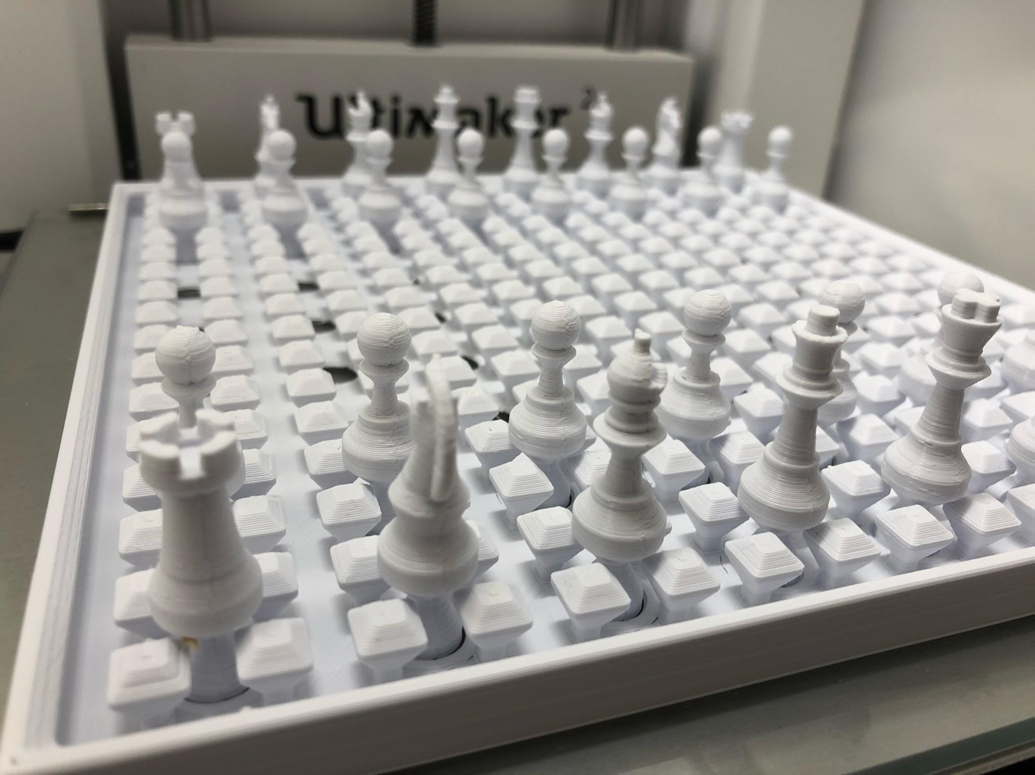 Print-in-Place Chess Set with Captive Pieces - 3D model by DaveMakesStuff  on Thangs