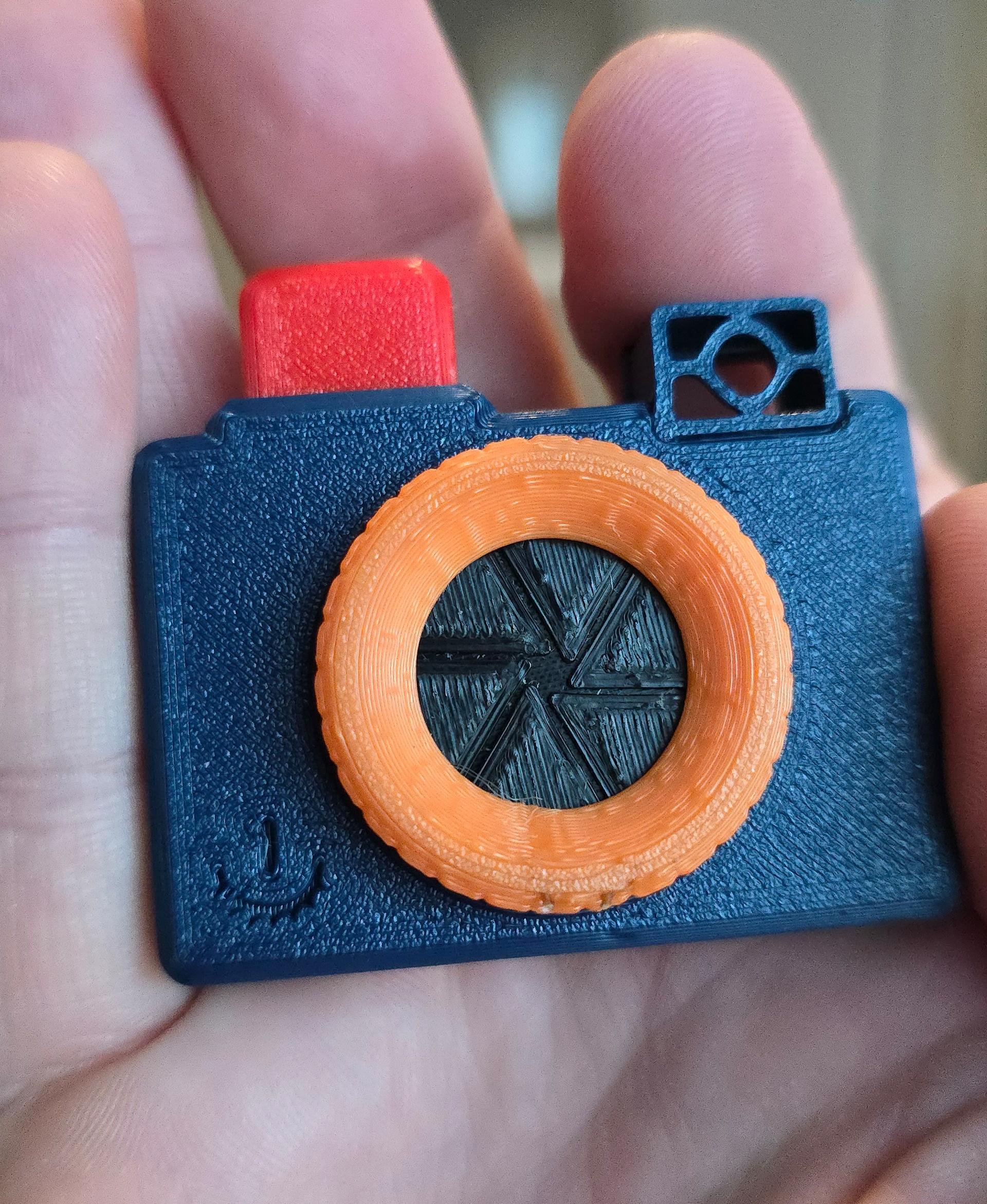 Momentus Mind Camera Basic // Fidget Clicker + Memory Device - Fun little print! Wondering if I can scale it somewhat larger? Thanks for the free design! - 3d model