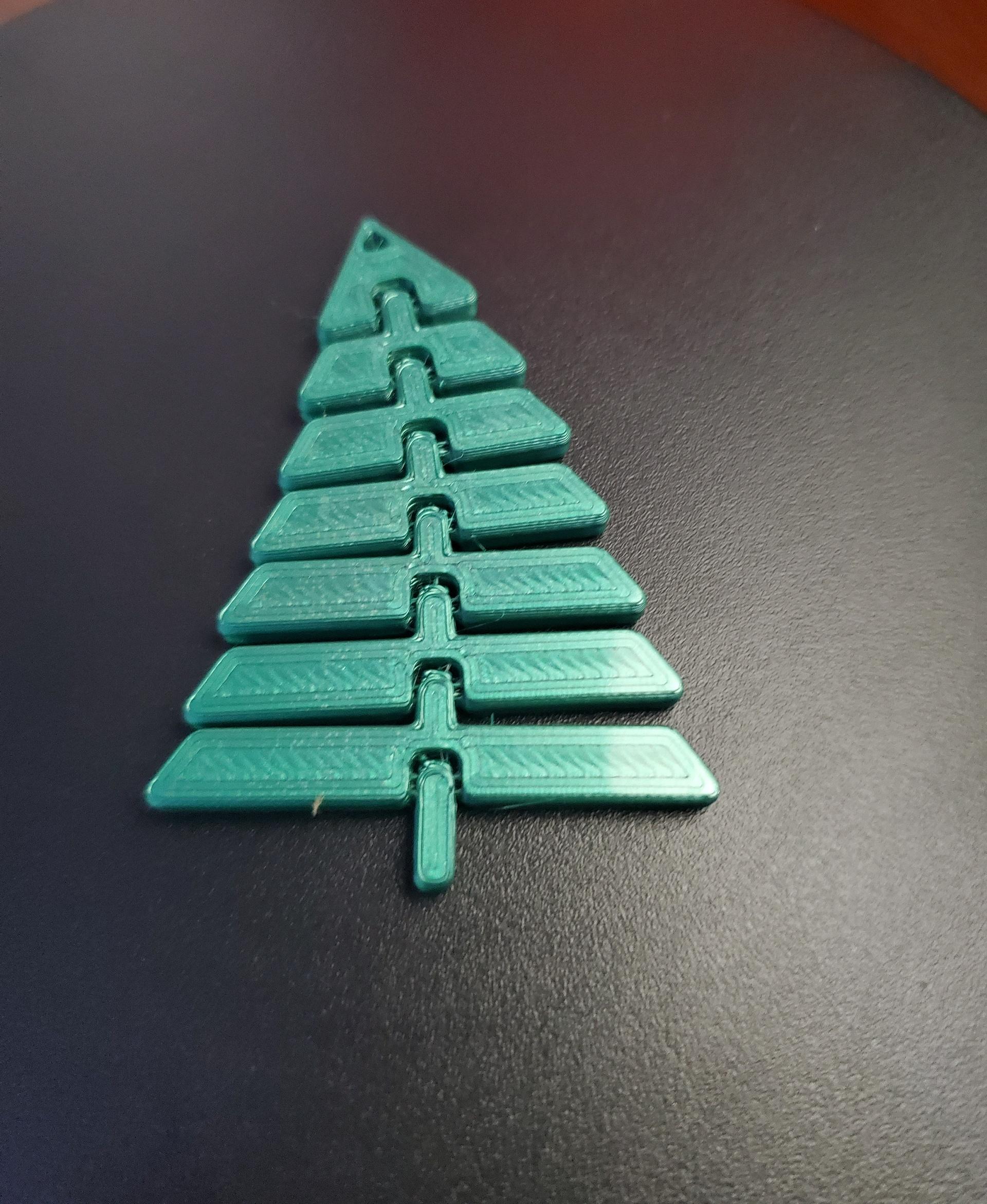 Articulated Christmas Tree Keychain - Print in place fidget toy - justmaker metallic green - 3d model