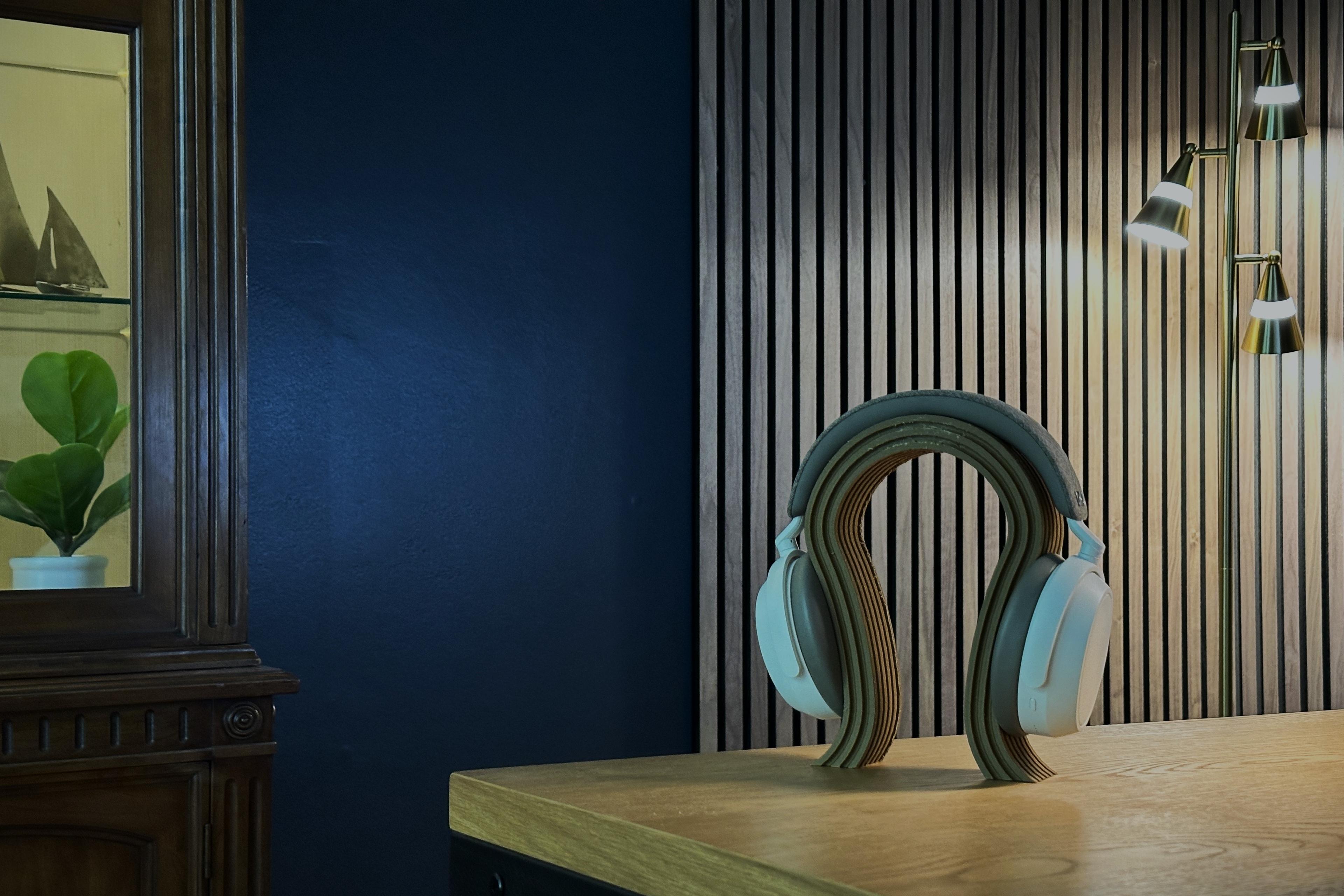Transform Your Workspace: Sleek Headphone Stand for Modern Desks