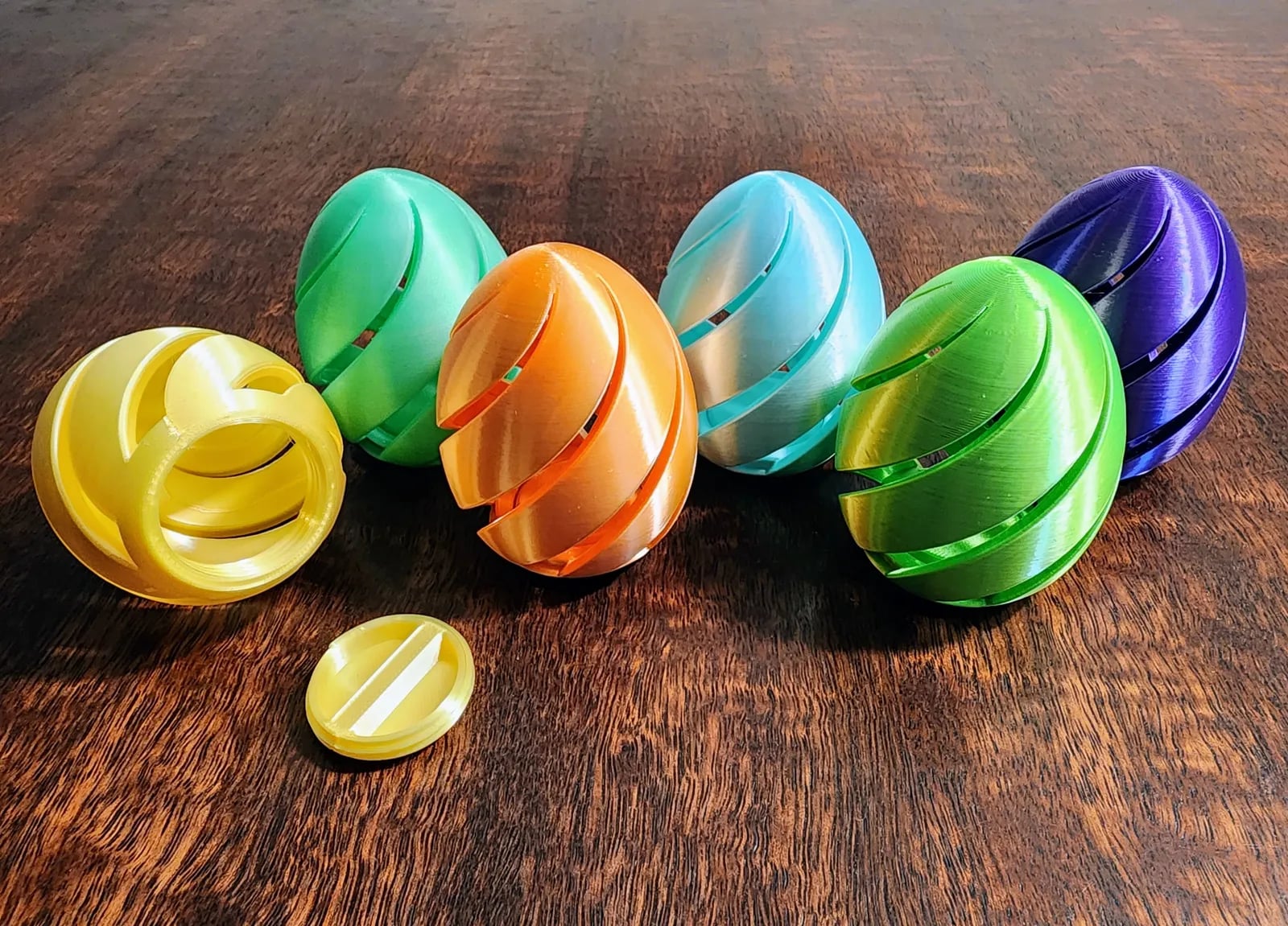 Easy Print Easter Egg - Swoop - with Screw Opening at Bottom for Fun sized Candy 3d model