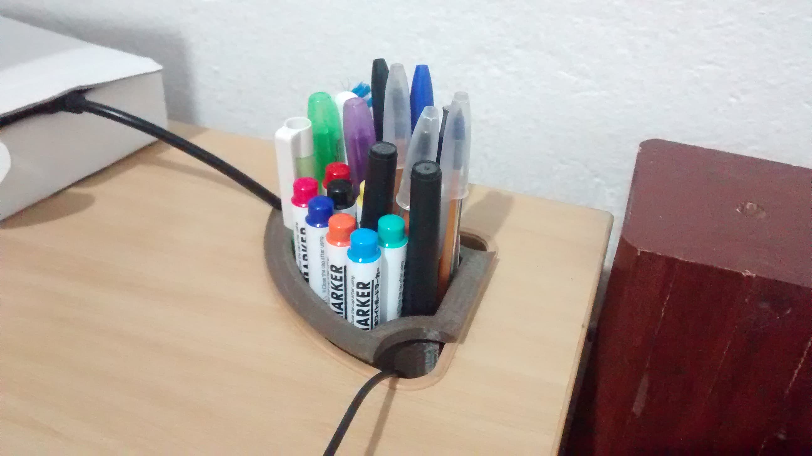 Pen holder 1.STL - Docked in place - 3d model