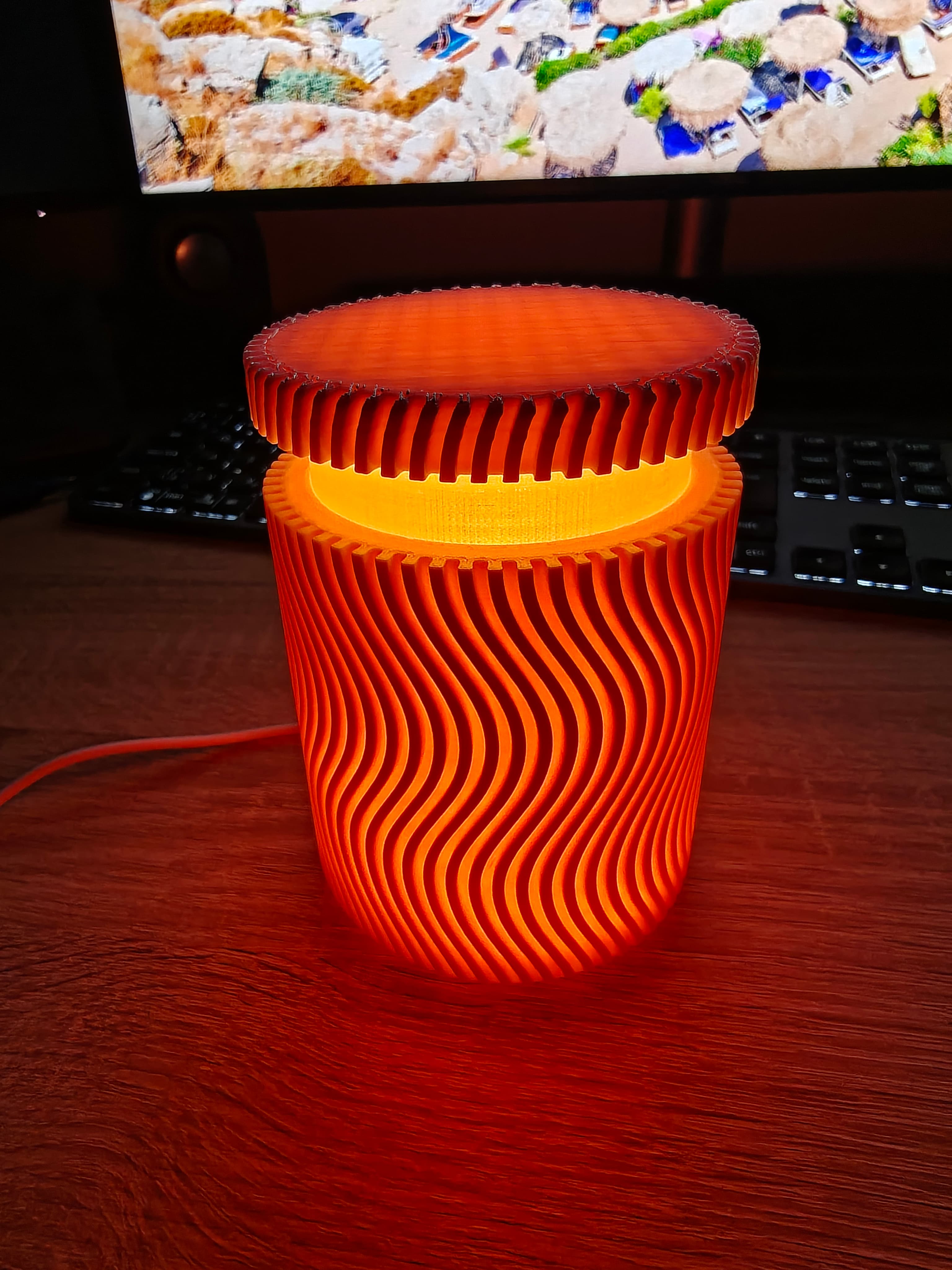 Used filaments: SUNLU Sakura Pink PLA for body and lid, MAJKL3D transparent PLA for lampshade.