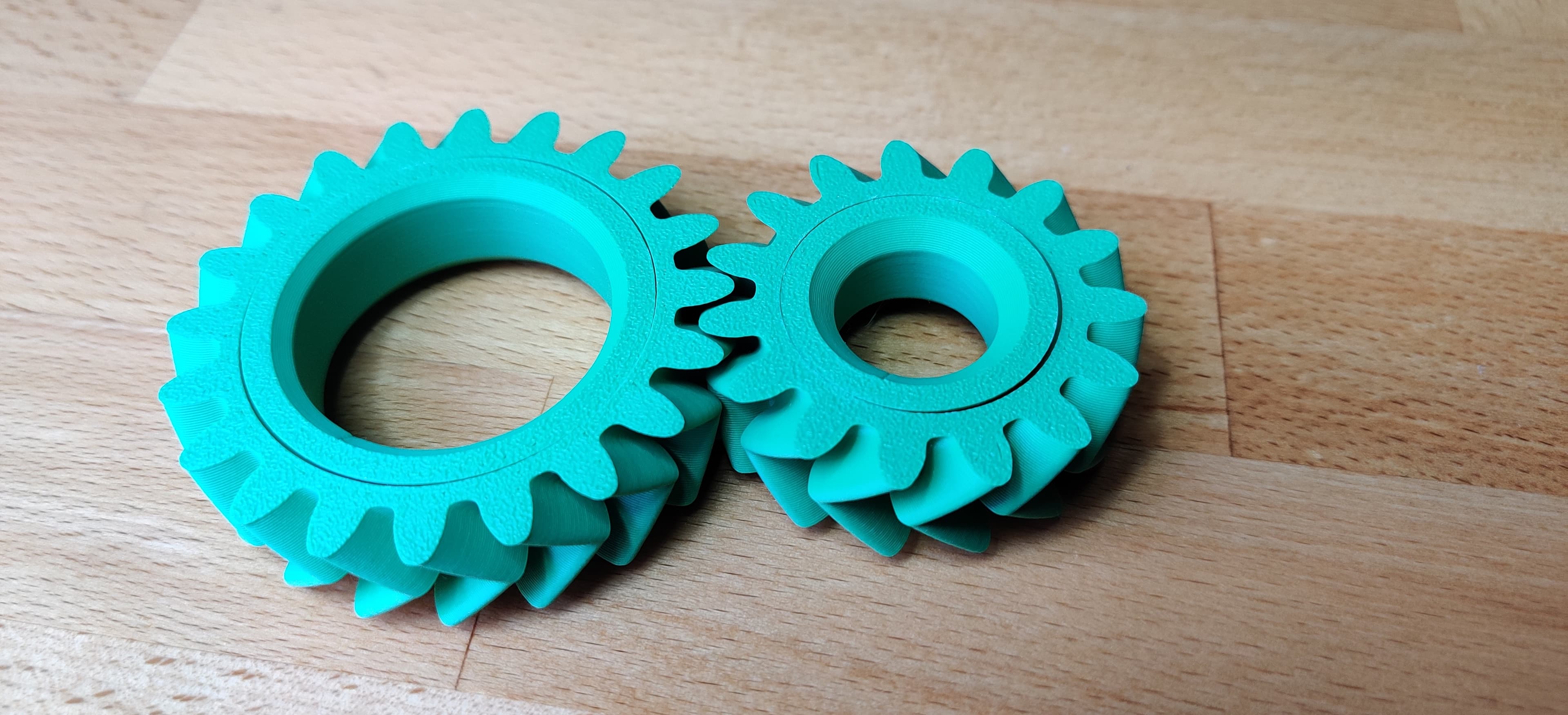 Used Bambulab Grass Green PLA Matt fillament.
Printed perfectly with no need to break the mechanism free, and It spins freely with high tolerances, maybe a bit too high, as it could be tighter.