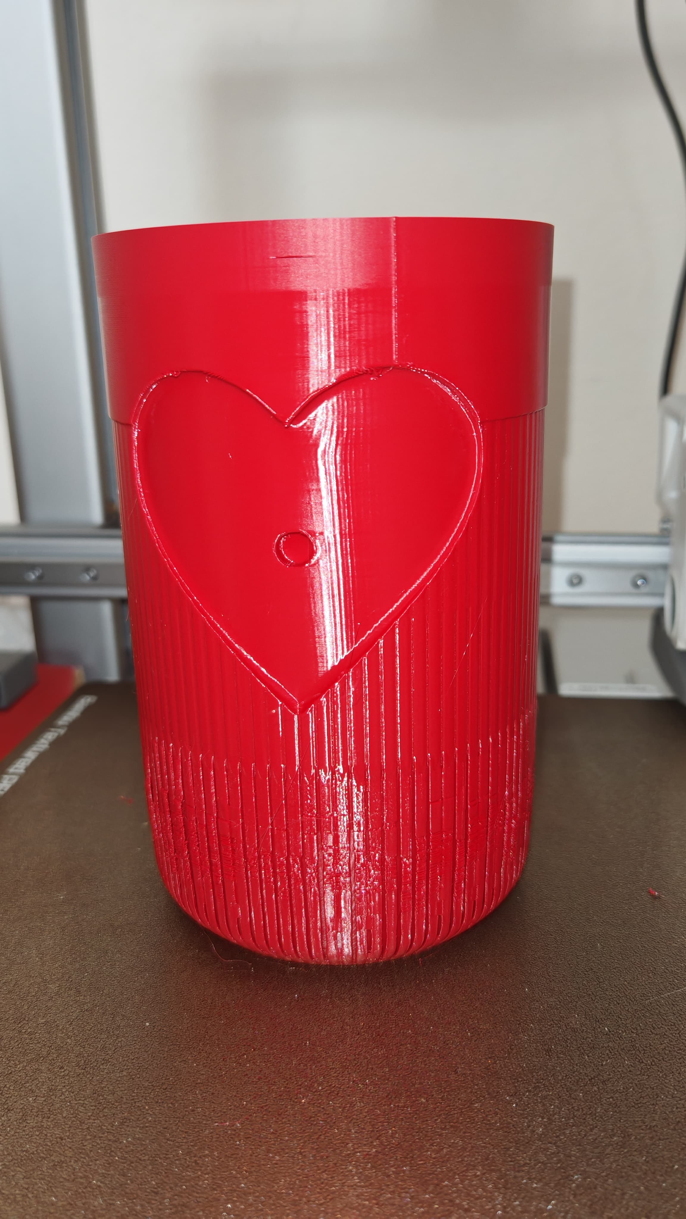 The printer's line could be given into the vase in front. There are obvious printing errors. Scale %250 (18cm) cz model so small