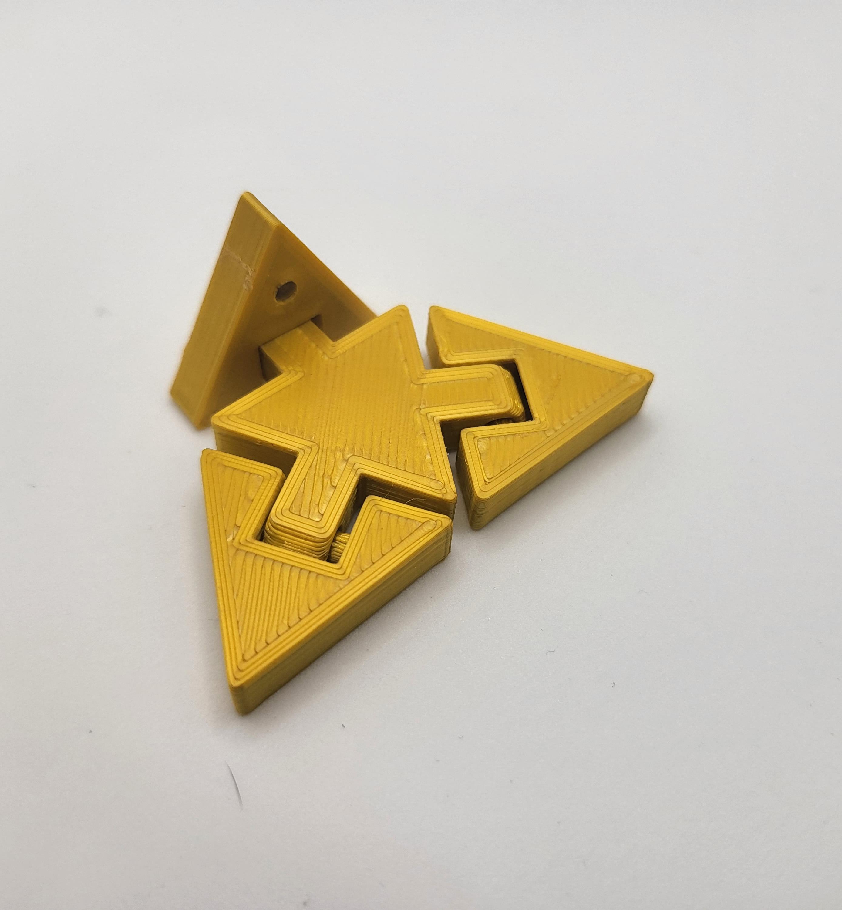 Print in place Zelda flexi-triforce keyring 3d model