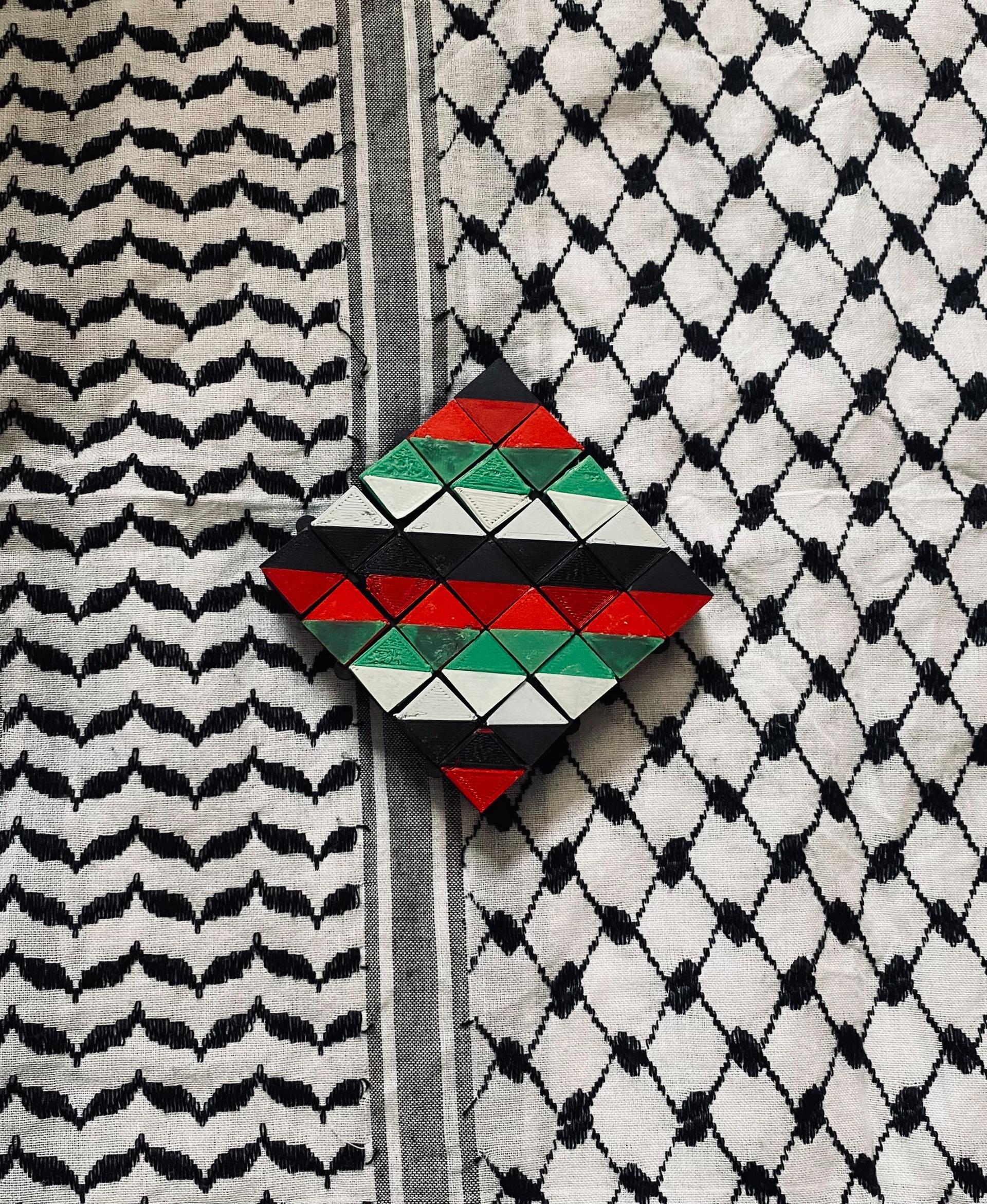Auxetic Tile // 18mm Diagonal Split - This was made with the colors of the Palestinian flag. Made using Overture PLA & PETG.

Free Palestine! - 3d model