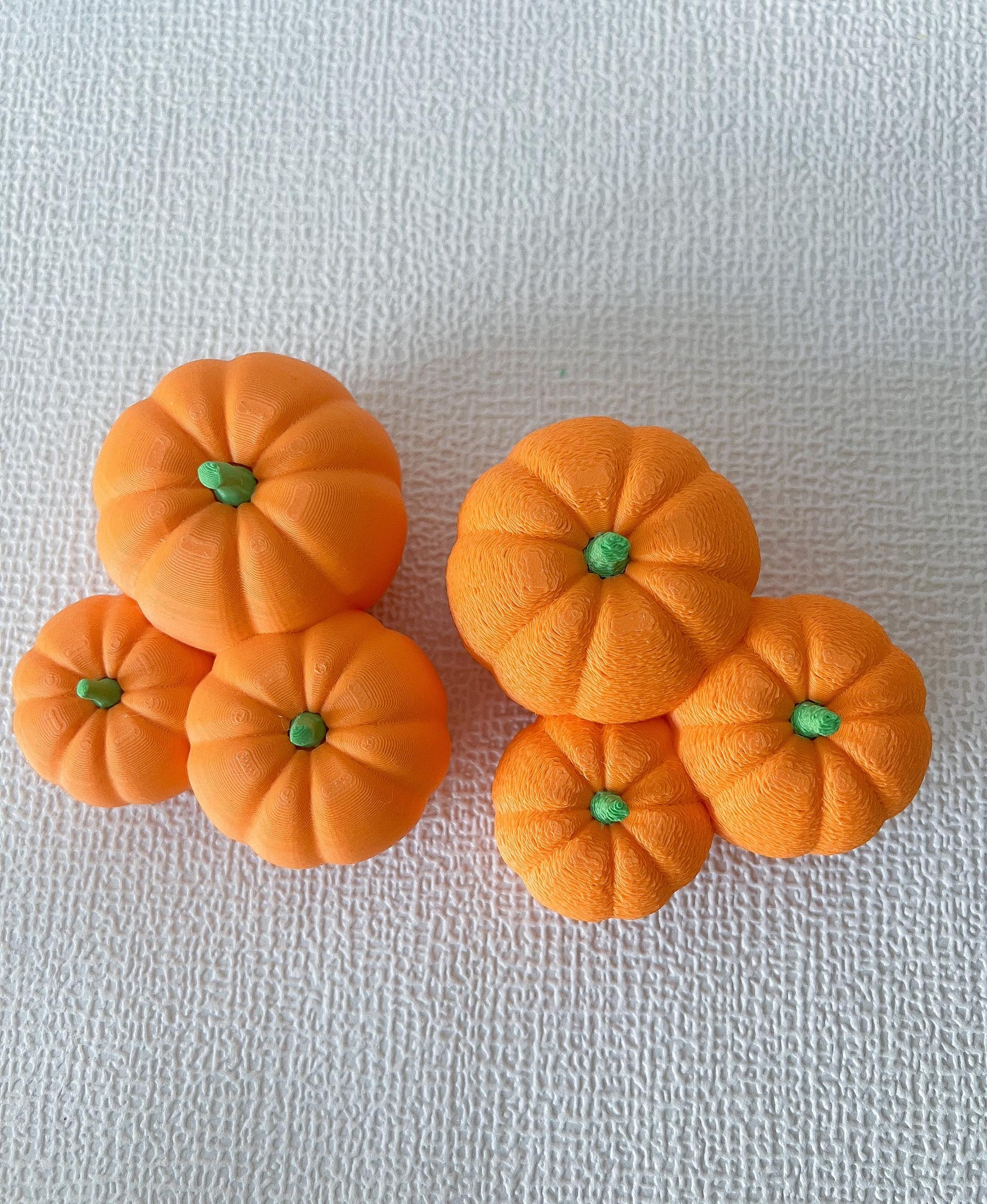 Group of Pumpkins - Left printed normal, and right one printed in FUZZY skin.
Polymaker filament - 3d model