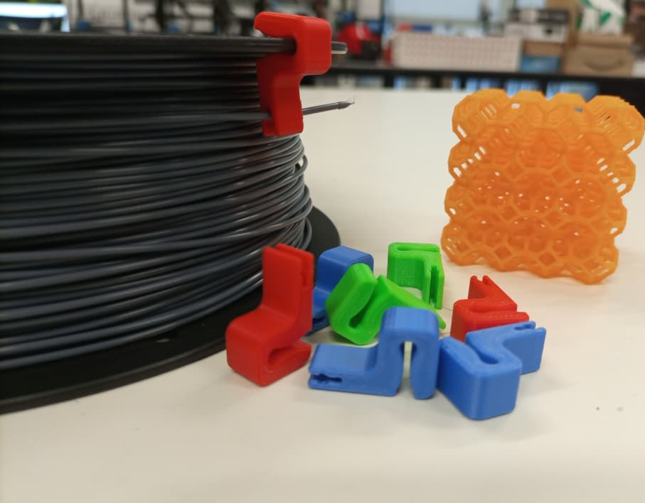 Simple universal spool clip 3d model