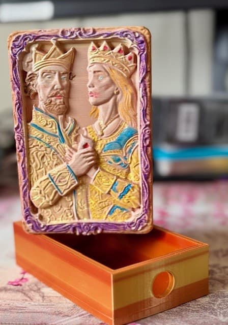 I was hesitant to post this make, it is my first attempt at model painting and the photo does not do it justice. The print was absolutely perfect, zero clean-up! (the queen really isn't beat up! it is a kiss smudge! :) )