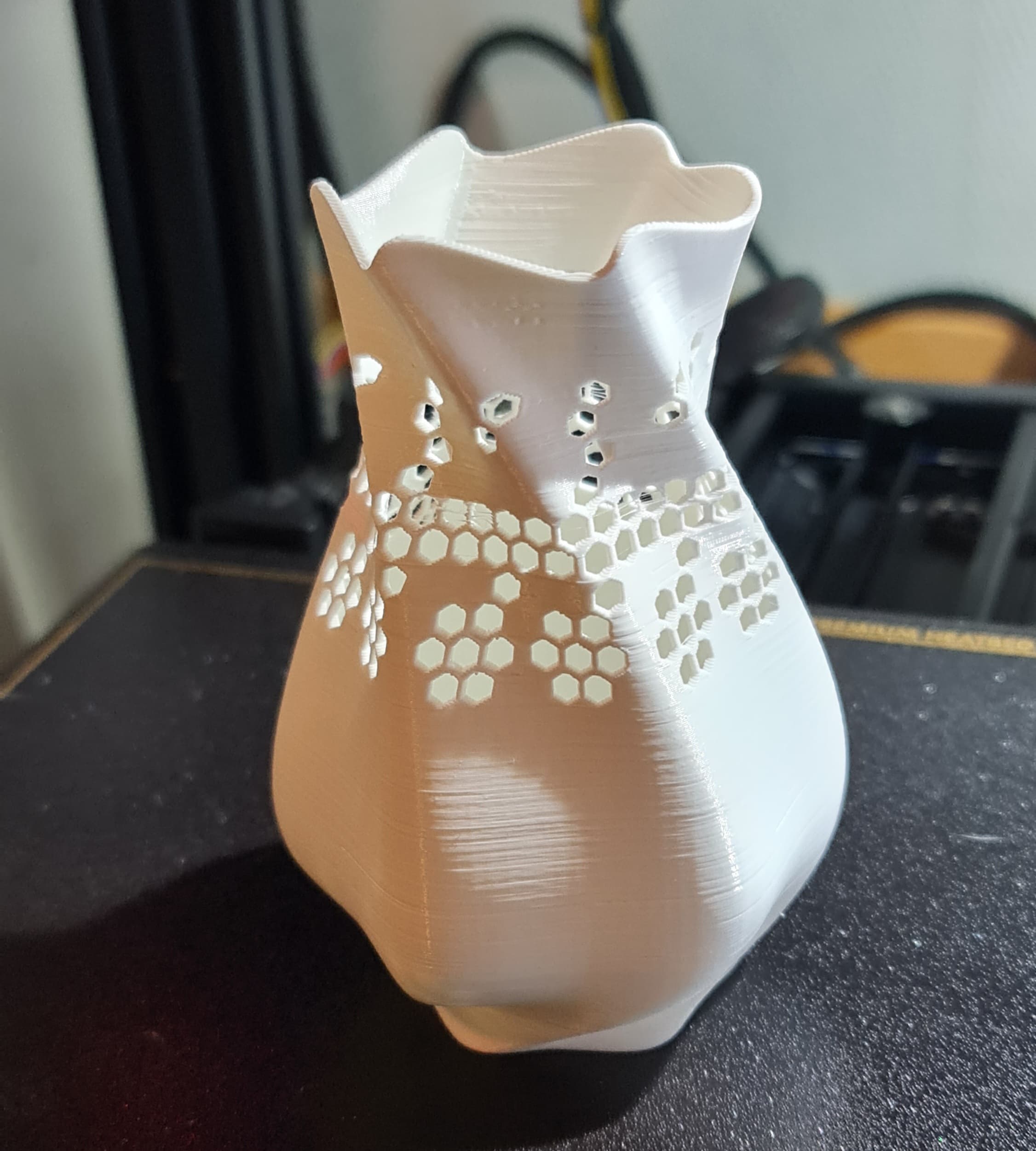 Artsy thing holder 3d model